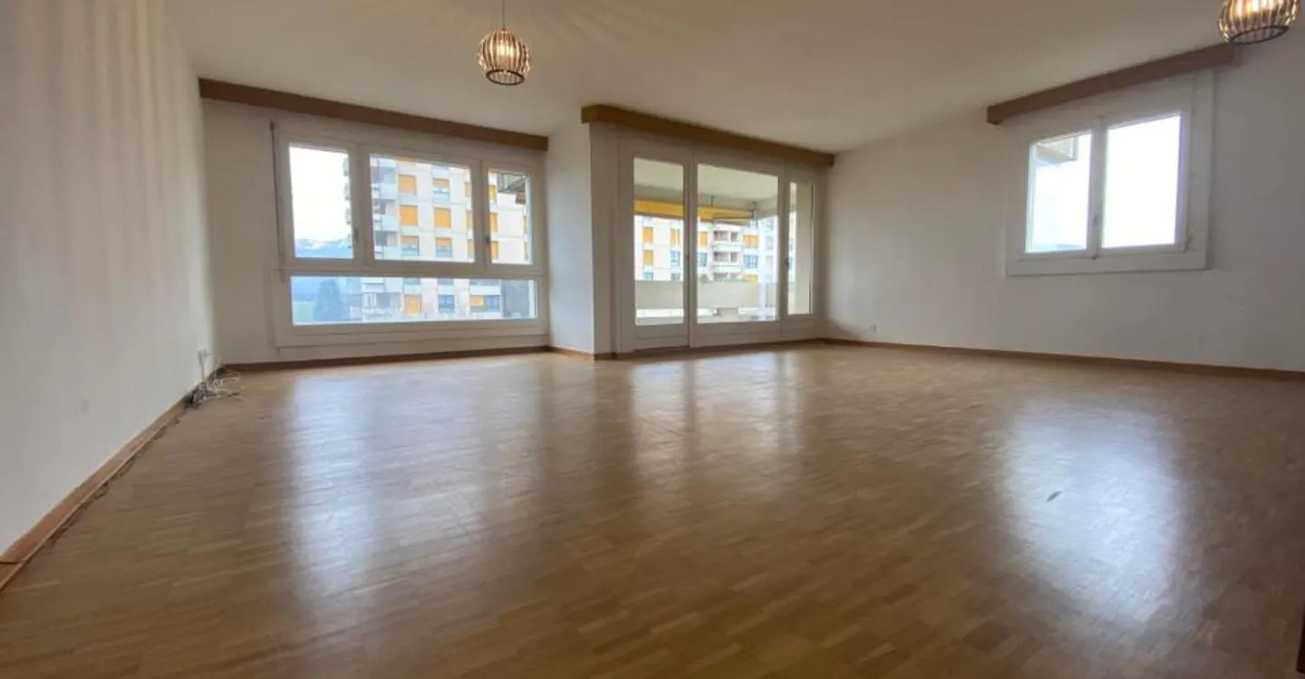 Appartement rénové avec vue - Photo 3 sur 12