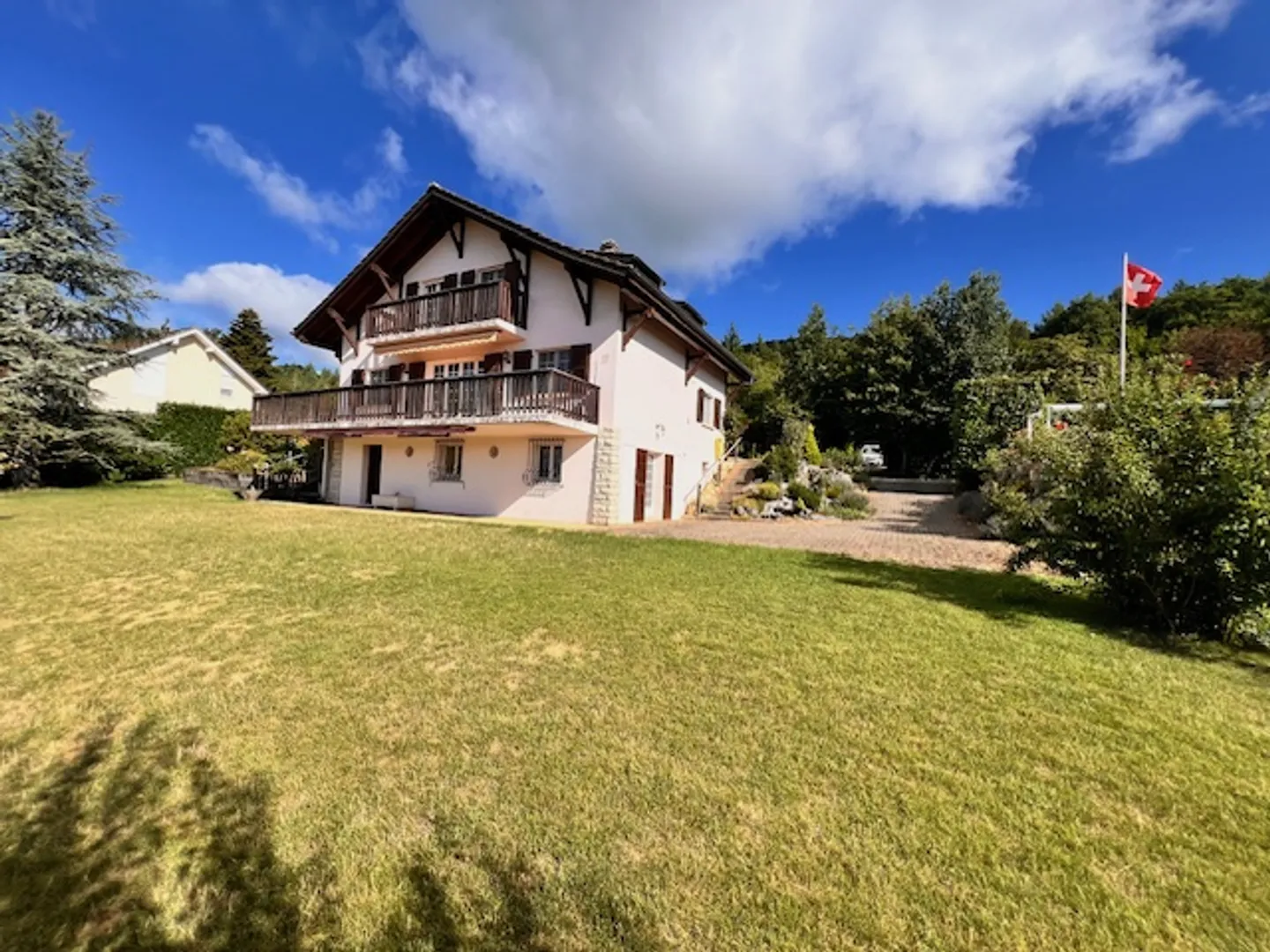 Individual villa with lake view above Nyon - Photo 3 of 13