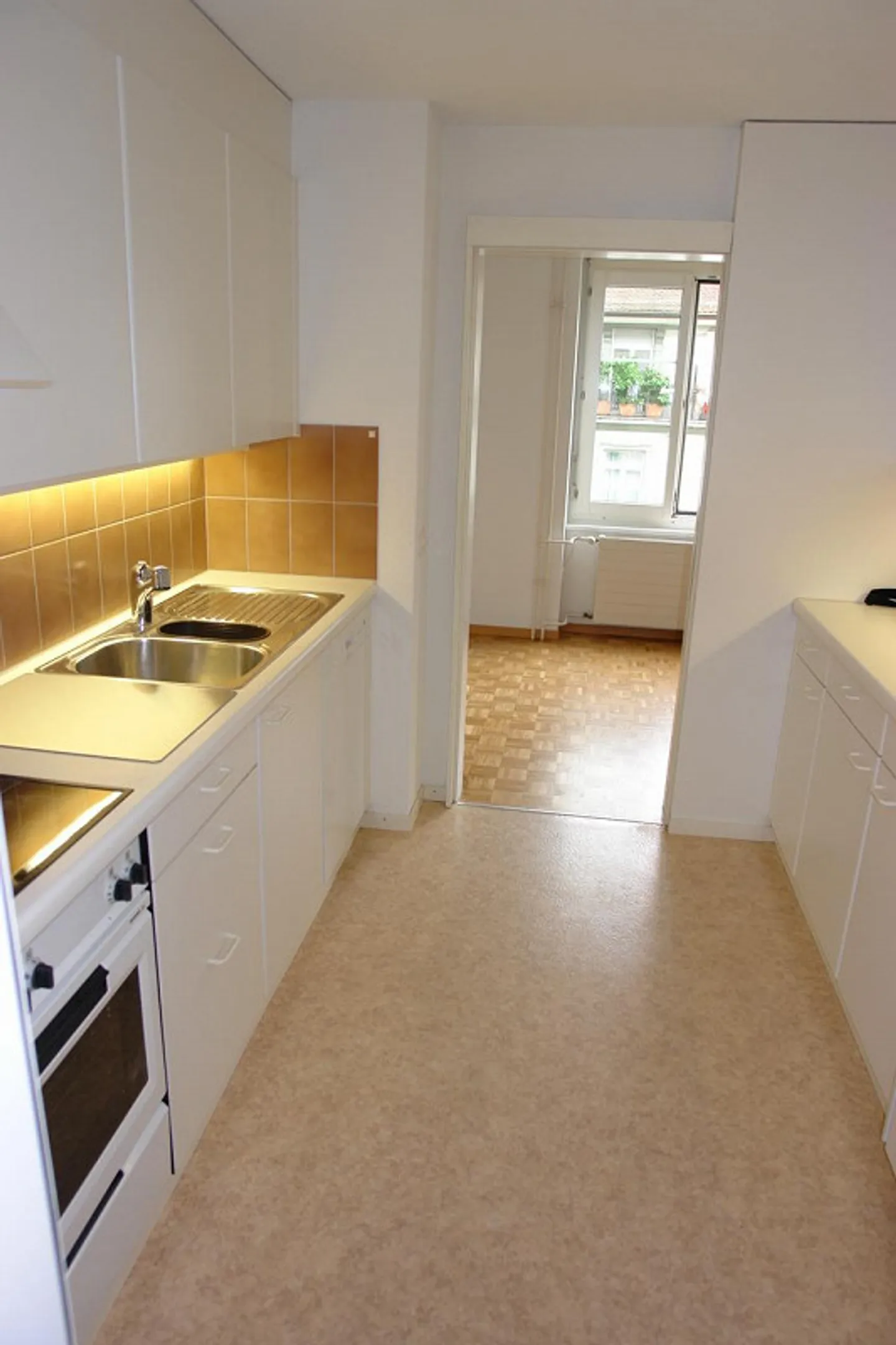 Central 2.5-Room Apartment - Photo 3 of 5