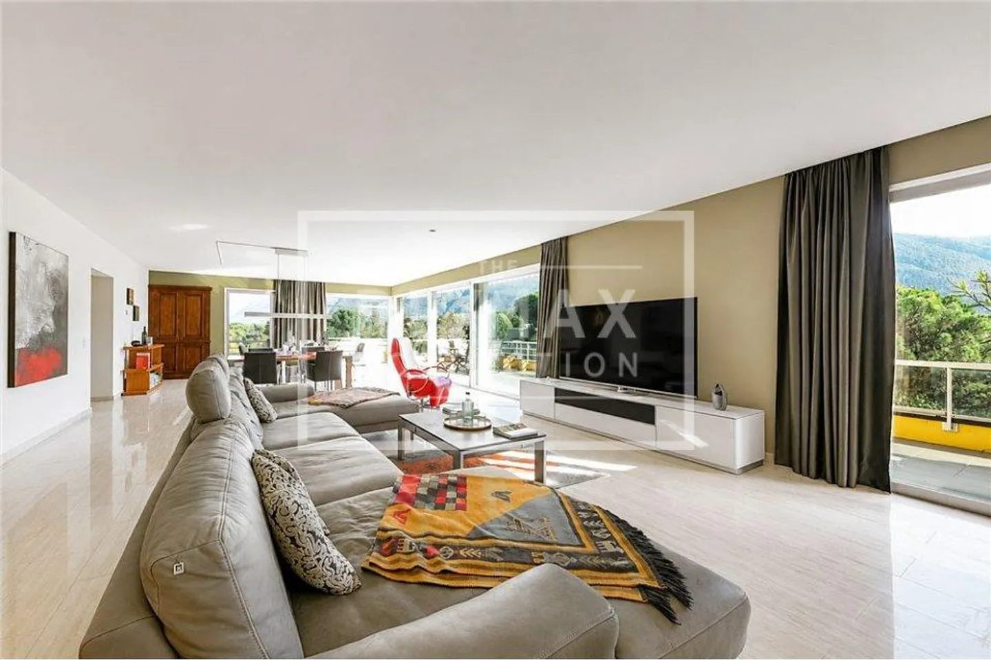 Large penthouse apartment in a prime location - Photo 3 of 13