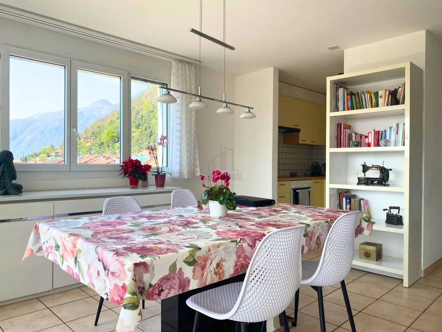 BRIGHTNESS GUARANTEED TWO STEPS FROM LOCARNO - Photo 4 of 10