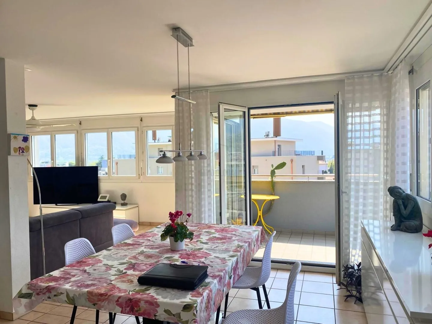 BRIGHTNESS GUARANTEED TWO STEPS FROM LOCARNO - Photo 5 of 10