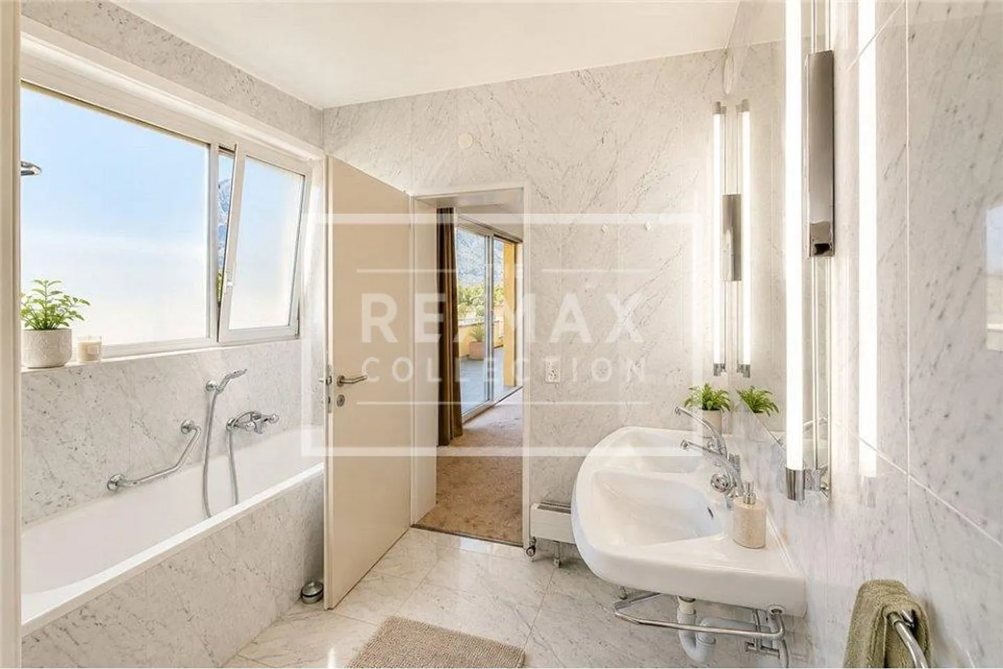 Large penthouse apartment in a prime location - Photo 10 of 13