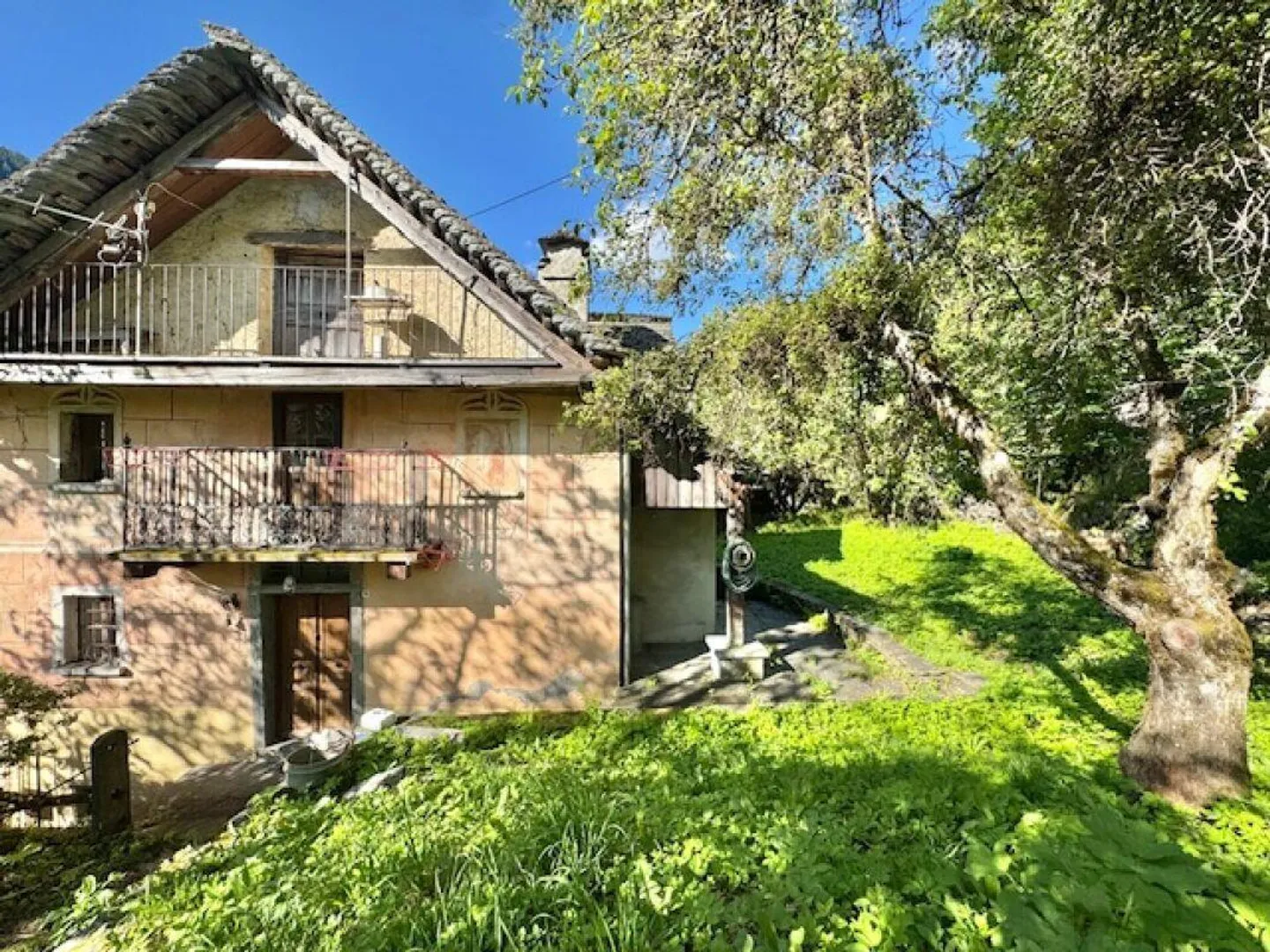 ZU VERKAUFEN IN CERENTINO - ANTIKES TESSINER HAUS MIT TYPISCHEM WALSER-RUSTICO - Foto 9 von 26