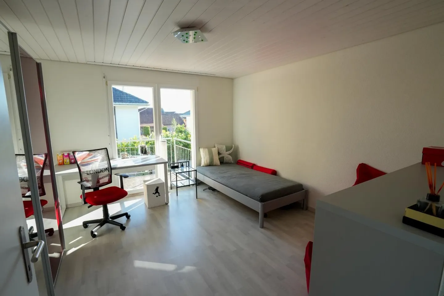 Grosszügiges Einfamilienhaus mit wunderbarer Besonnung - Foto 9 von 12