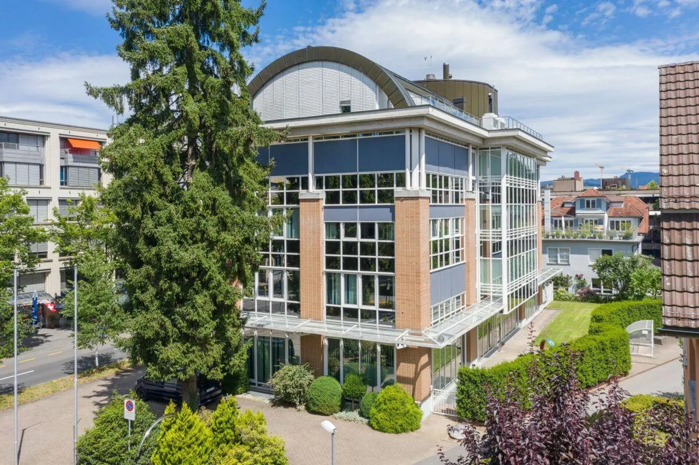 EXKLUSIVER UNTERNEHMENSHAUPTSITZ IM HERZEN VON ZUG - Foto 1 von 13