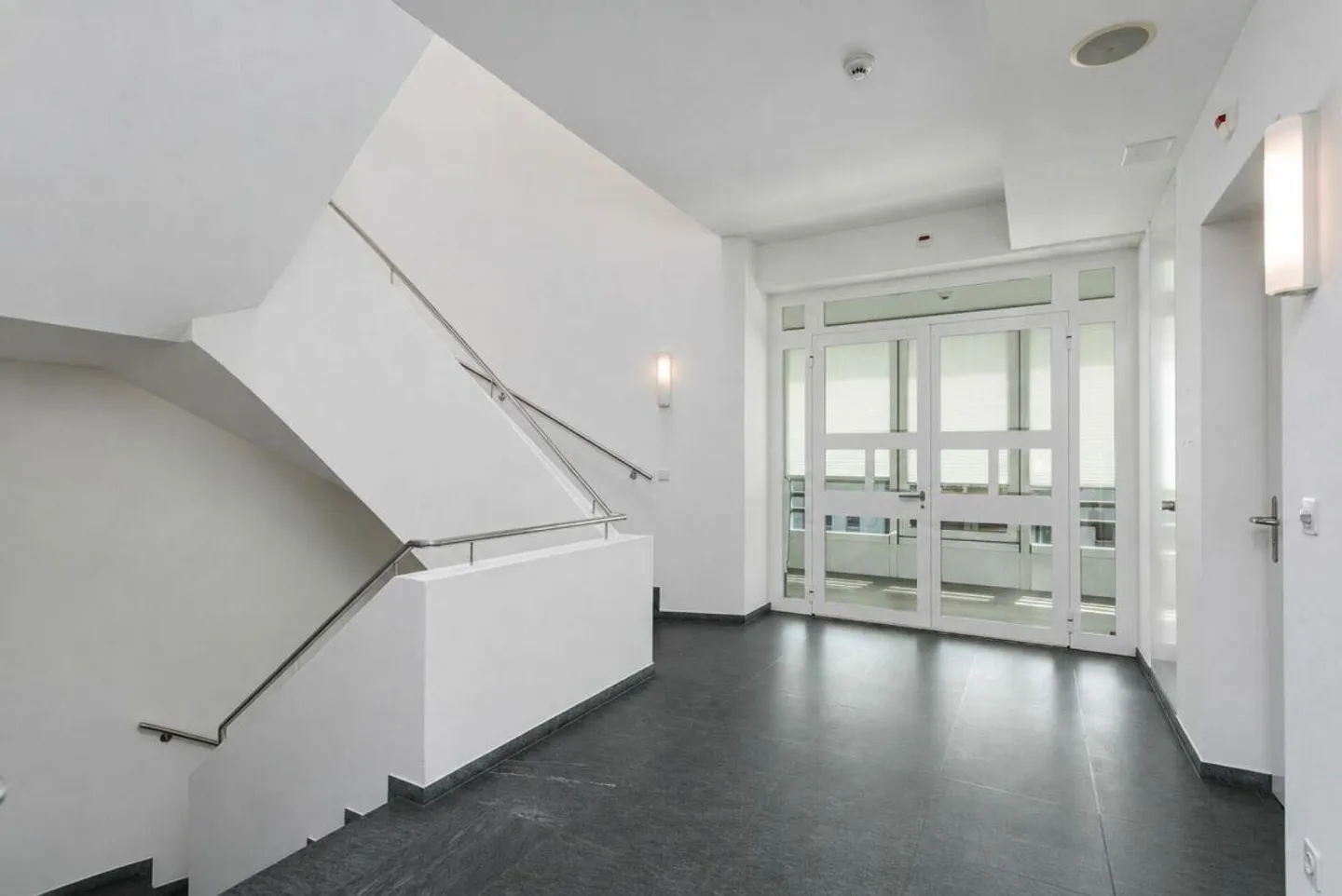 EXKLUSIVER UNTERNEHMENSHAUPTSITZ IM HERZEN VON ZUG - Foto 9 von 13