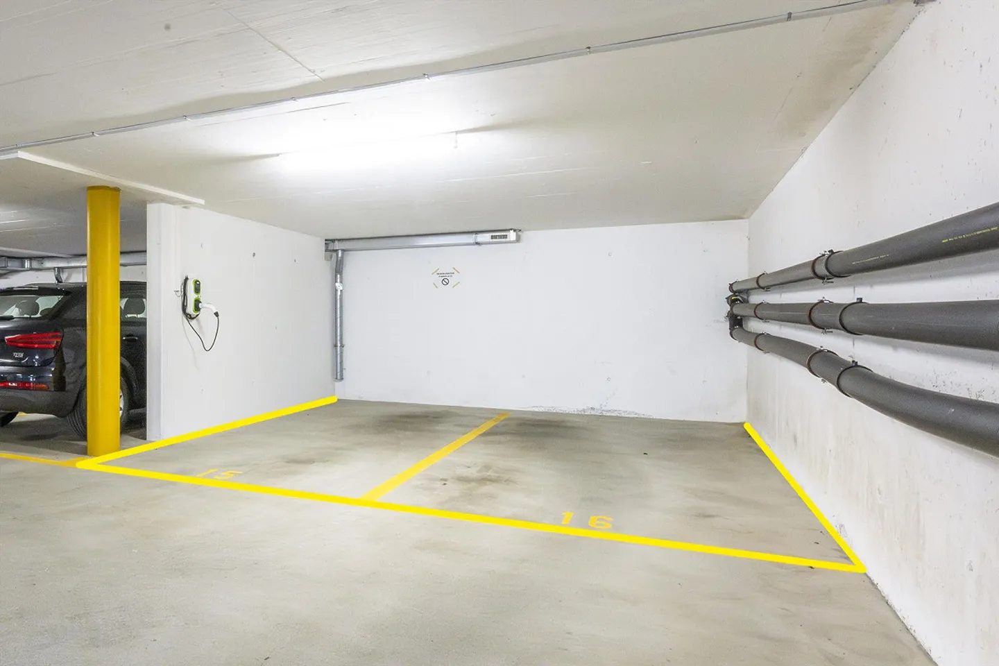 Espaces de stationnement dans un garage - Photo 2 sur 2