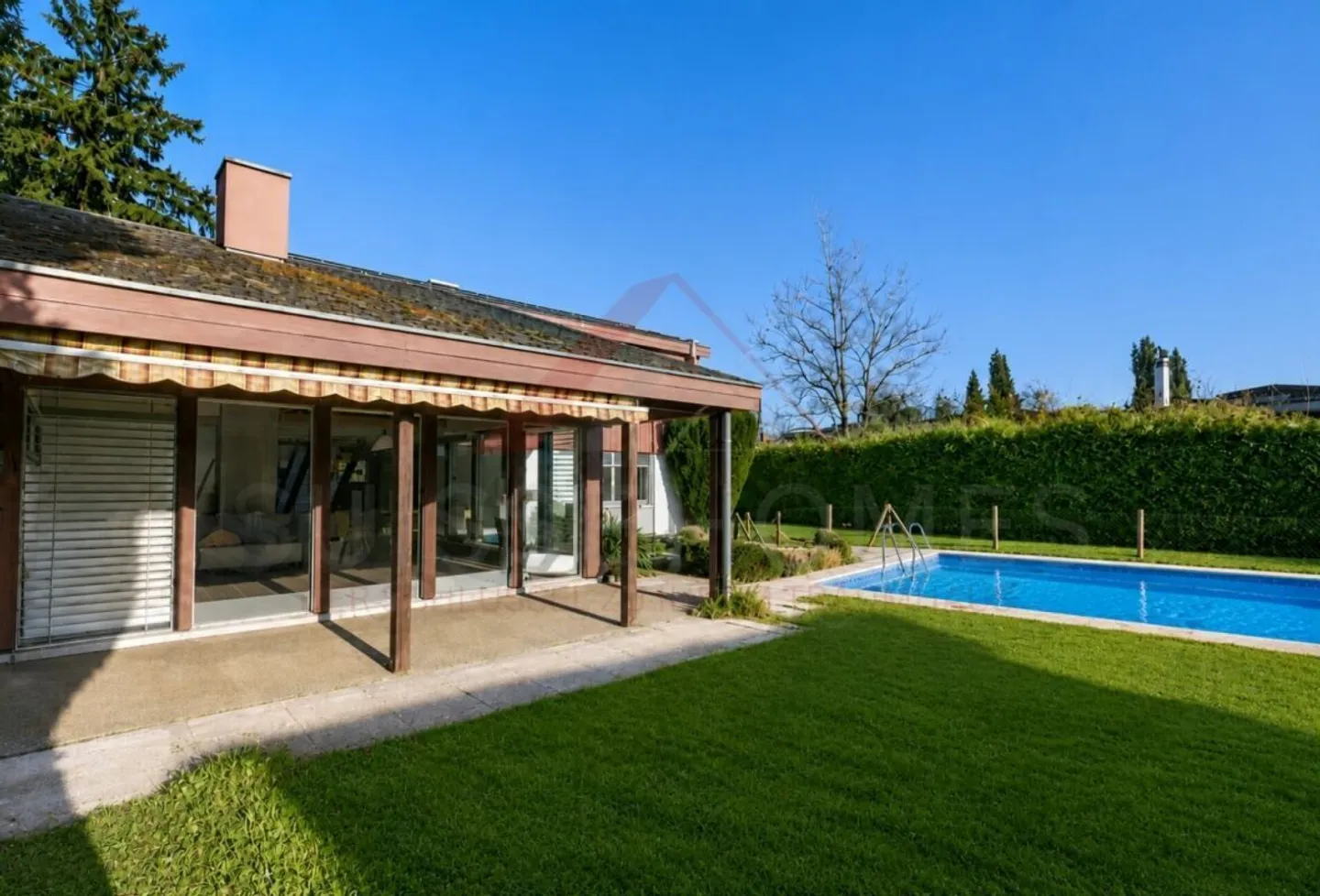Exklusives Einfamilienhaus mit Pool - Foto 2 von 24