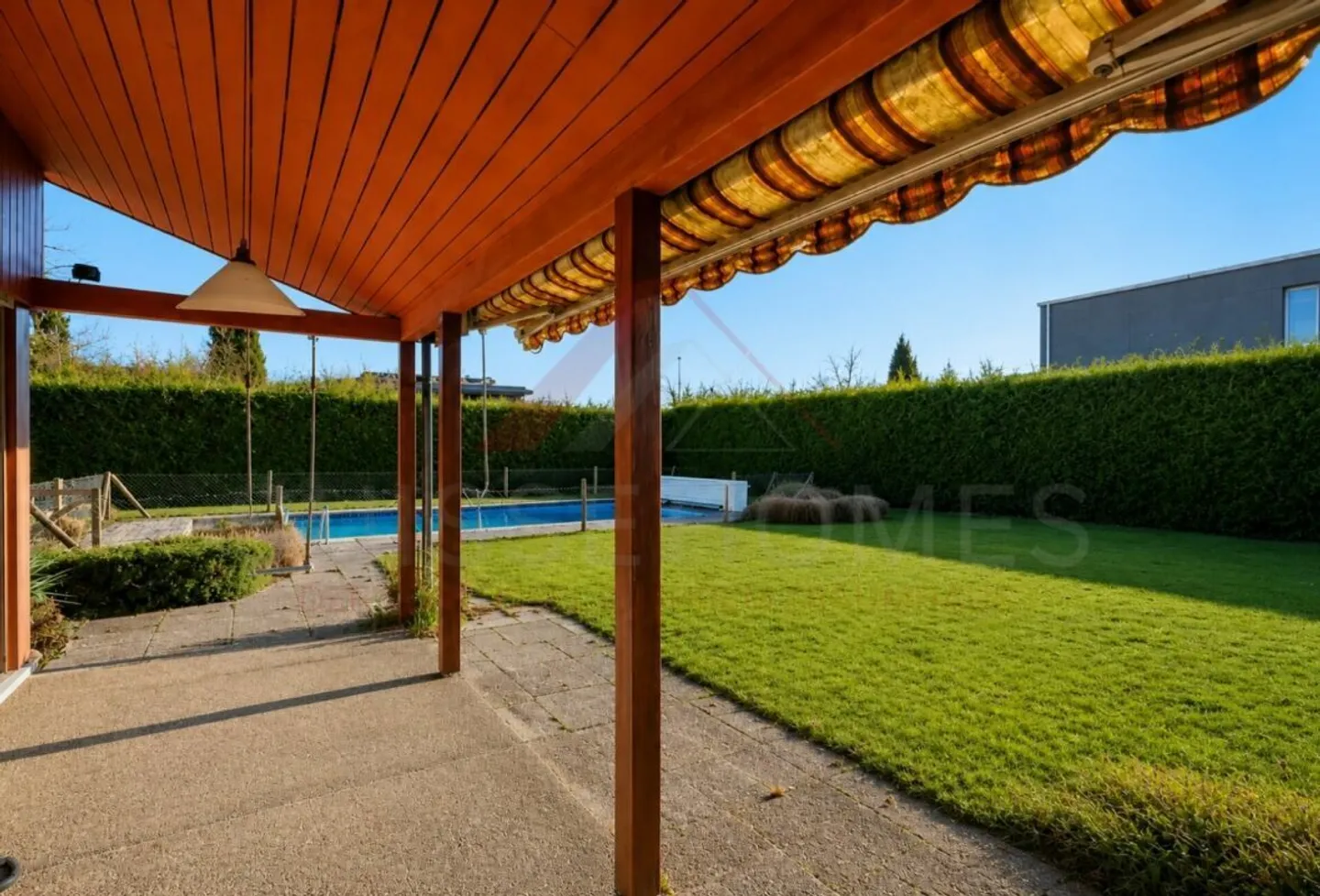 Exklusives Einfamilienhaus mit Pool - Foto 9 von 24