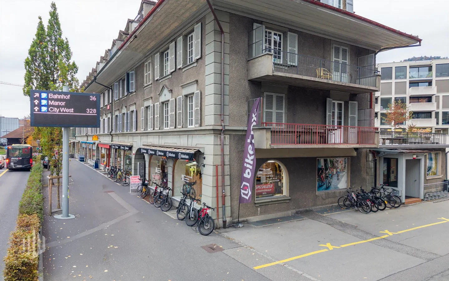 ImmoWyss - Maison multifamiliale attrayante avec locaux commerciaux - Photo 1 sur 8