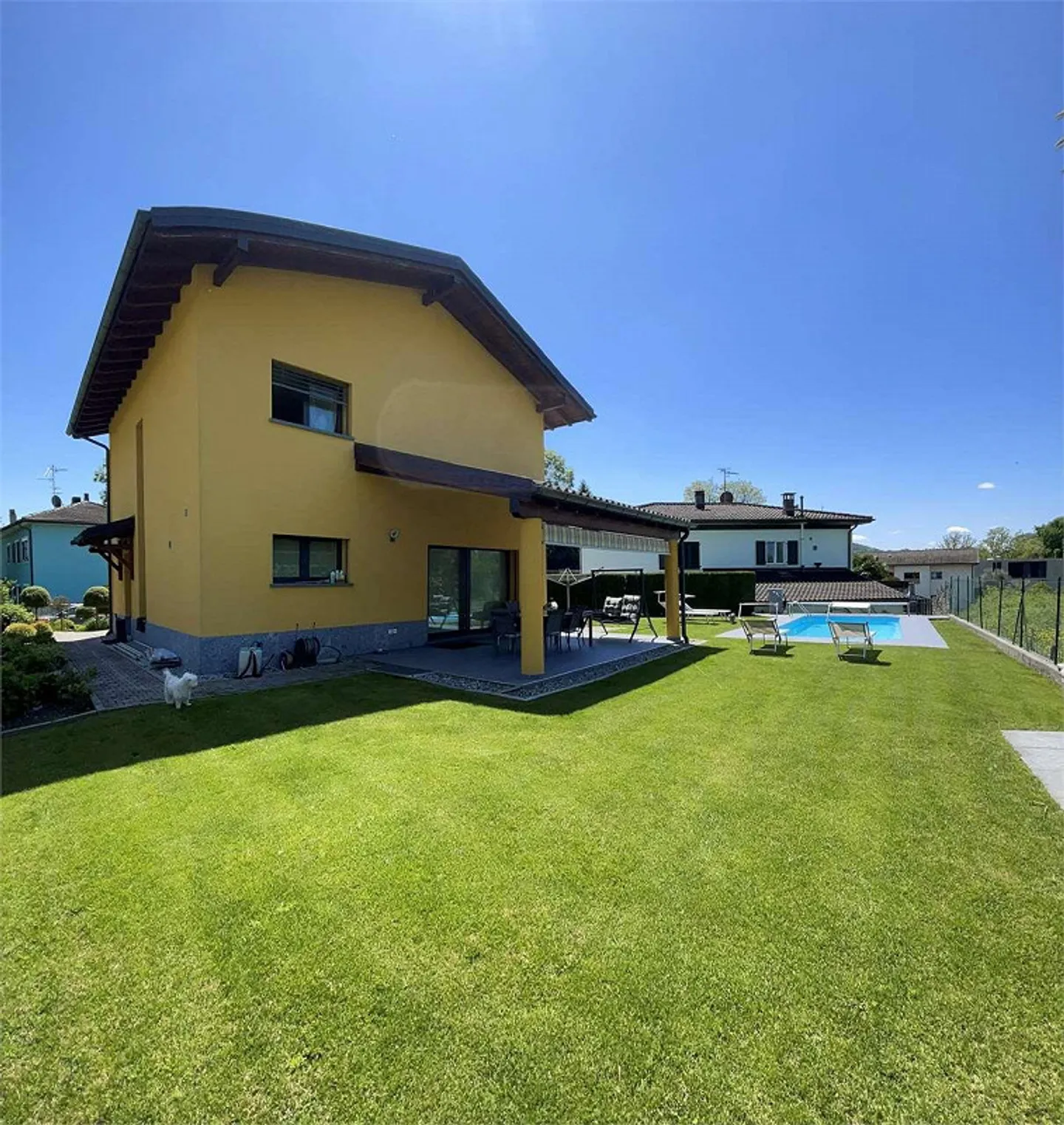 Belle villa individuelle avec piscine dans un quartier résidentiel à Genest - Photo 2 sur 12