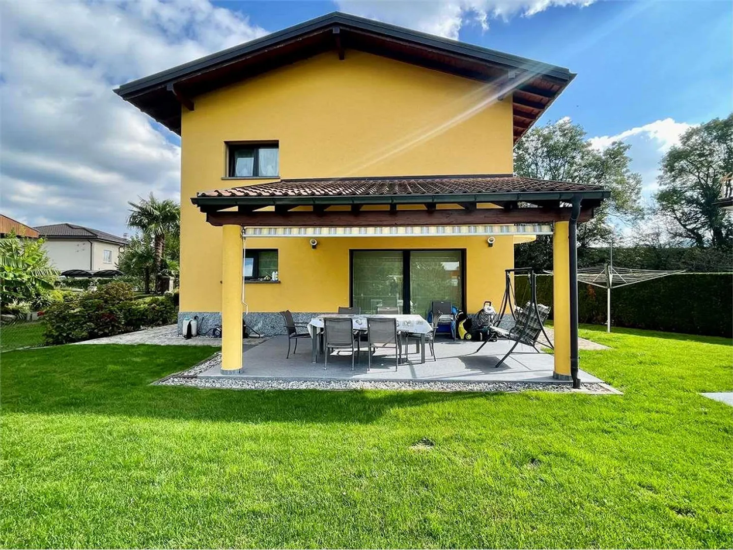 Belle villa individuelle avec piscine dans un quartier résidentiel à Genest - Photo 3 sur 12