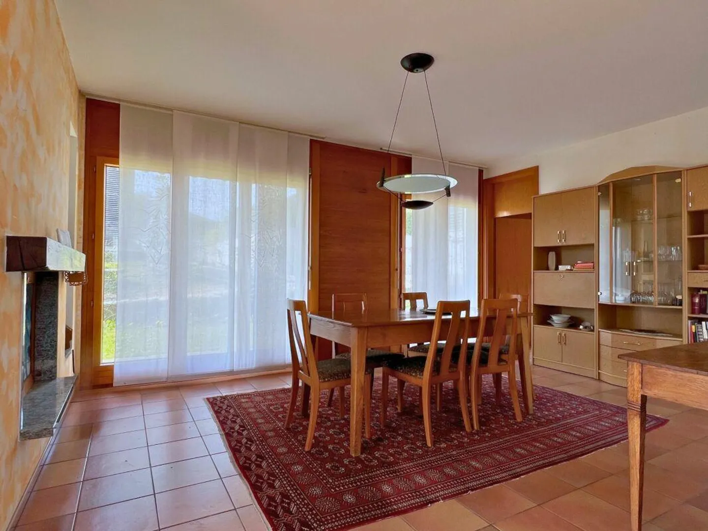 Grande villa uni-bifamiliare su tre livelli con giardino - Foto 1 di 18