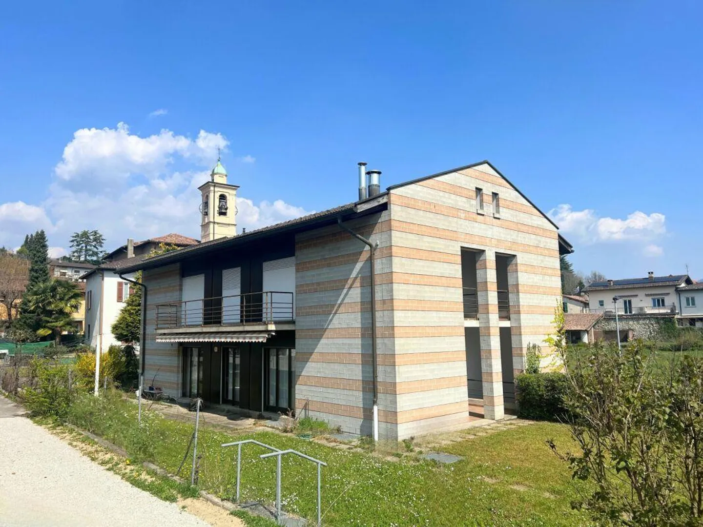 Grande villa uni-bifamiliare su tre livelli con giardino - Foto 2 di 18
