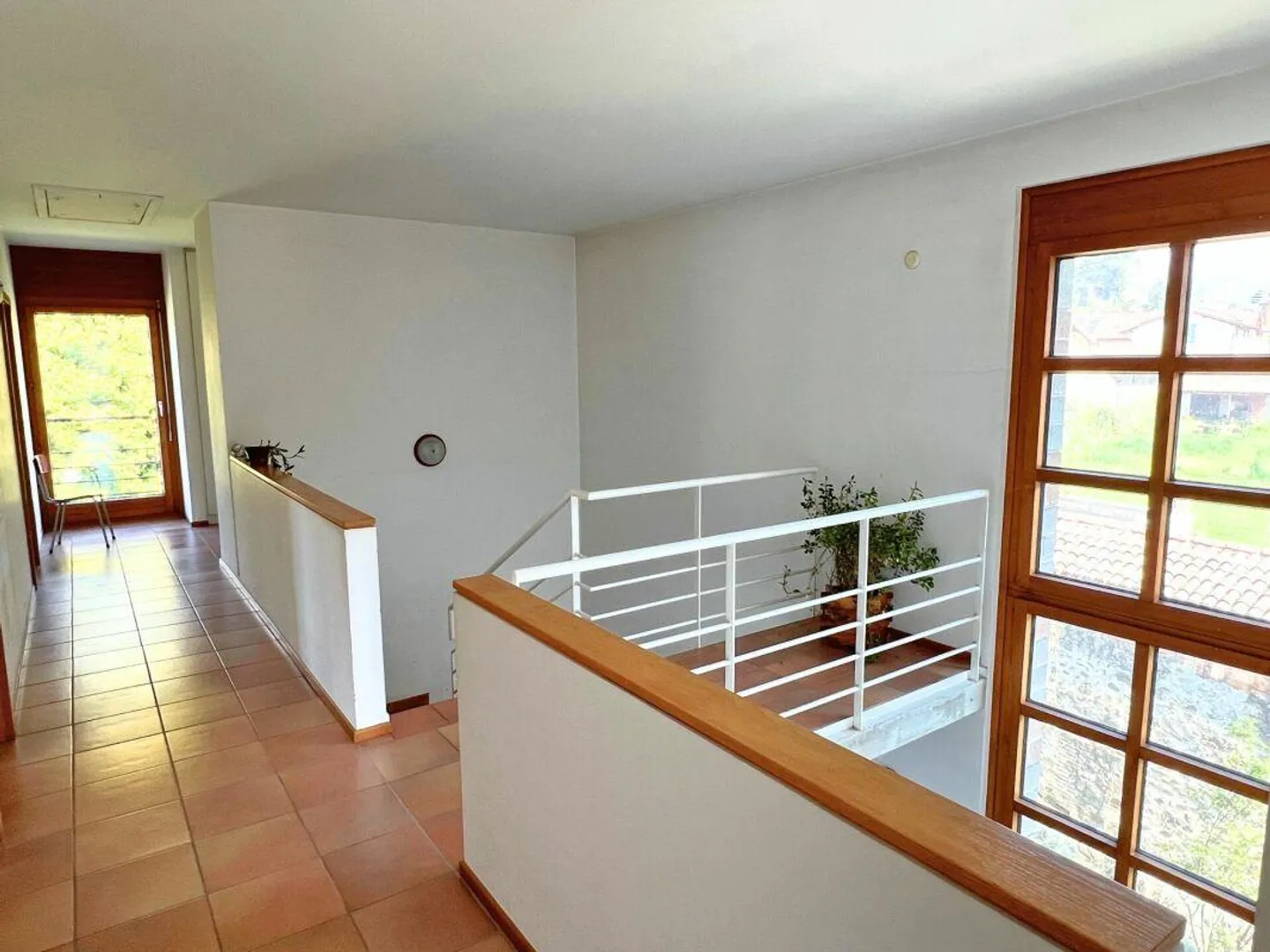 Grande villa uni-bifamiliare su tre livelli con giardino - Foto 7 di 18