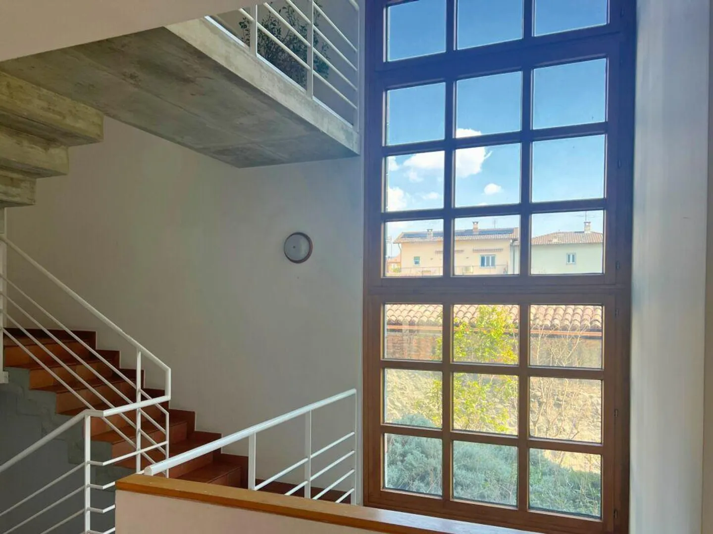 Grande villa uni-bifamiliare su tre livelli con giardino - Foto 8 di 18