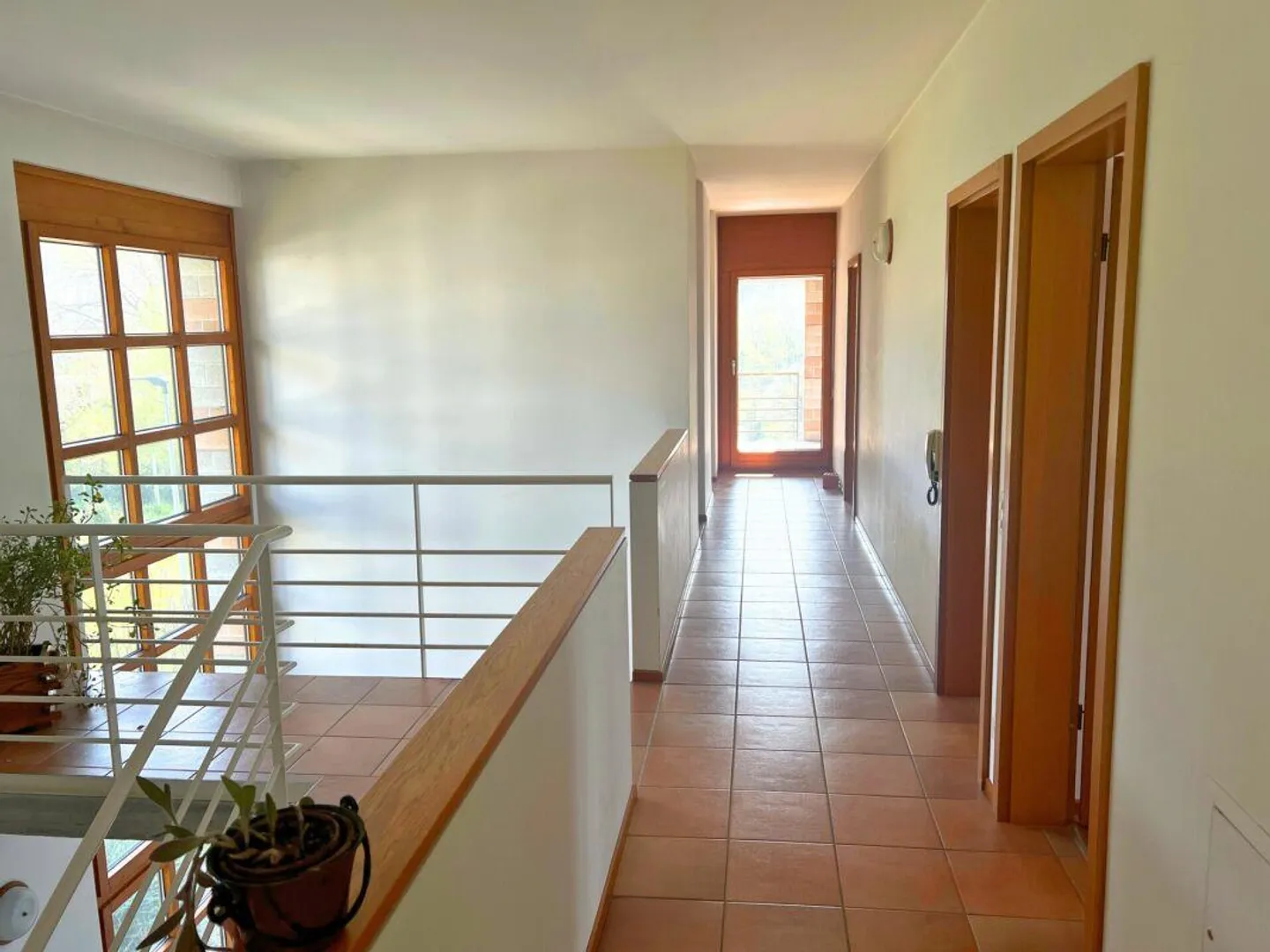 Grande villa uni-bifamiliare su tre livelli con giardino - Foto 9 di 18