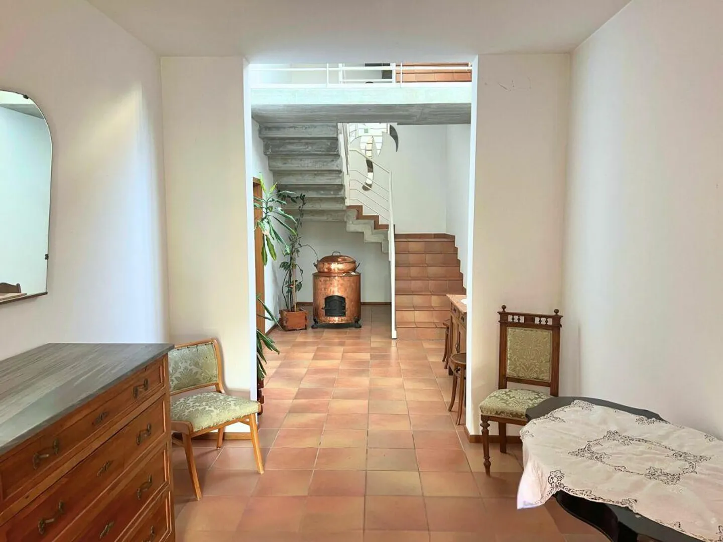 Grande villa uni-bifamiliare su tre livelli con giardino - Foto 15 di 18