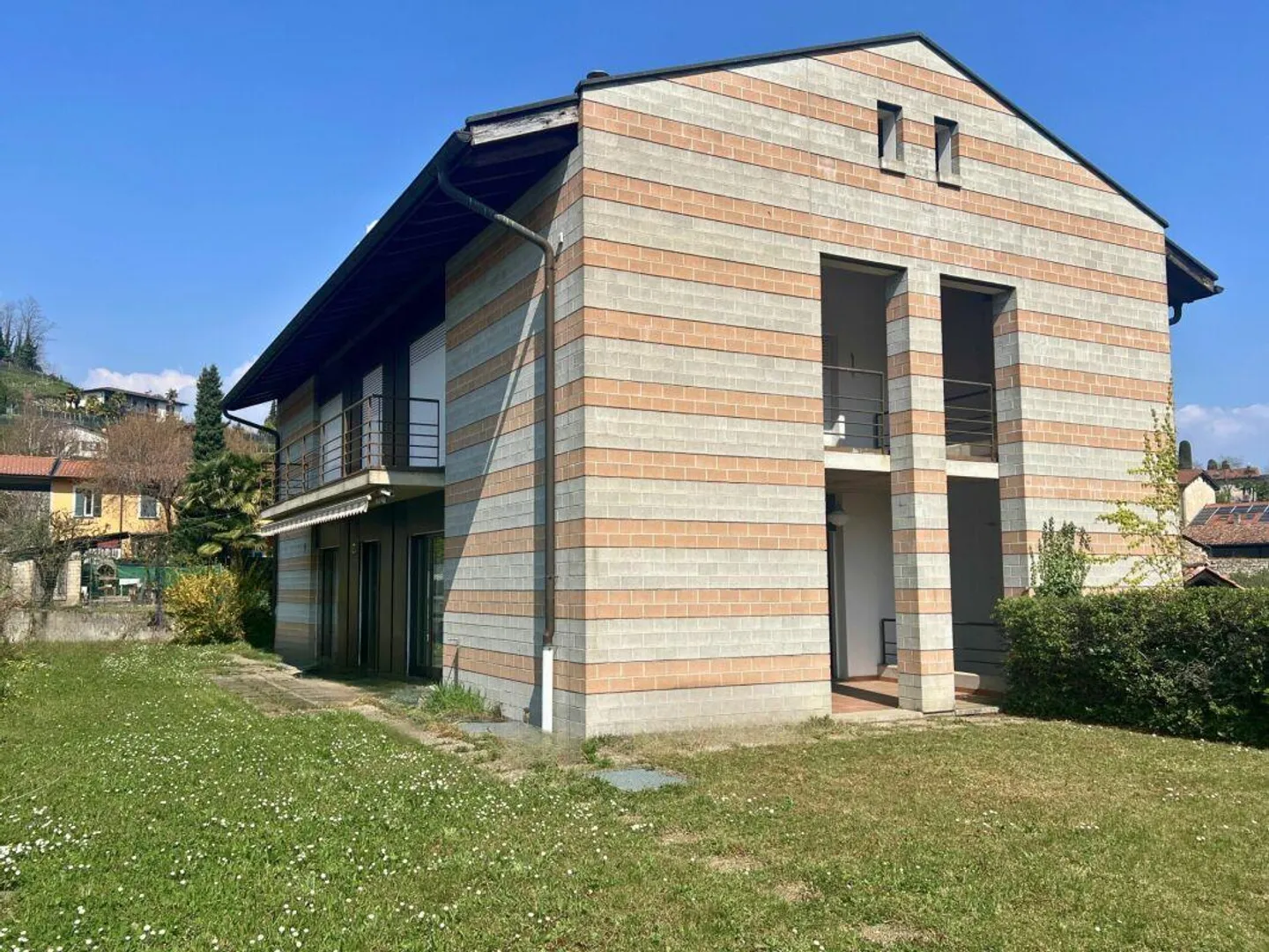 Grande villa uni-bifamiliare su tre livelli con giardino - Foto 16 di 18