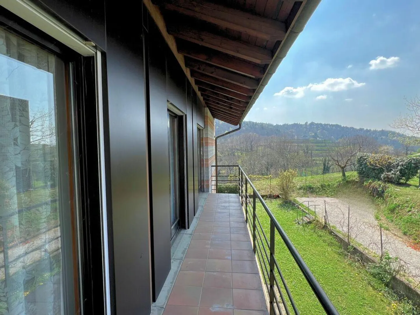 Grande villa uni-bifamiliare su tre livelli con giardino - Foto 17 di 18