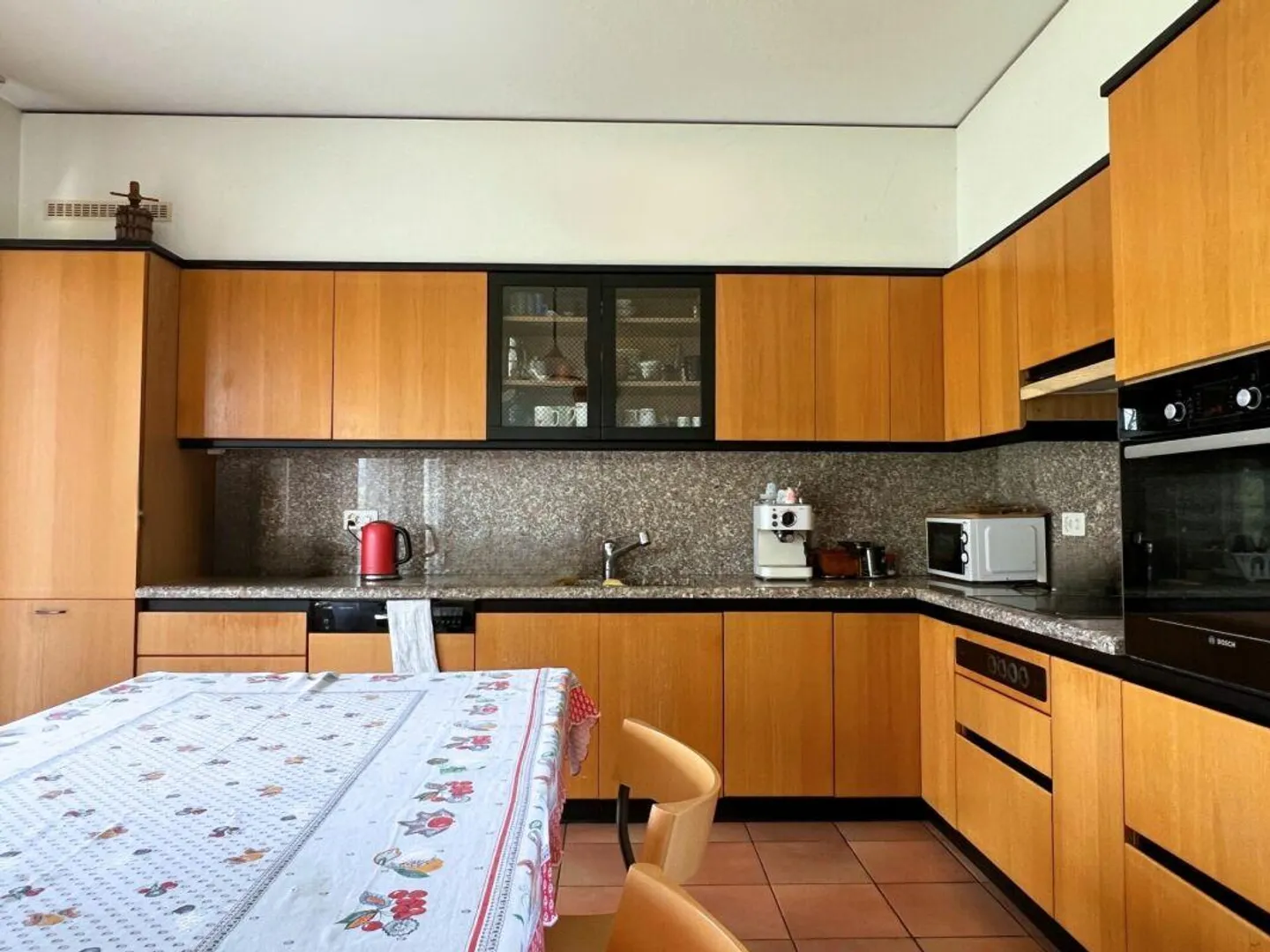 Grande villa uni-bifamiliare su tre livelli con giardino - Foto 5 di 18
