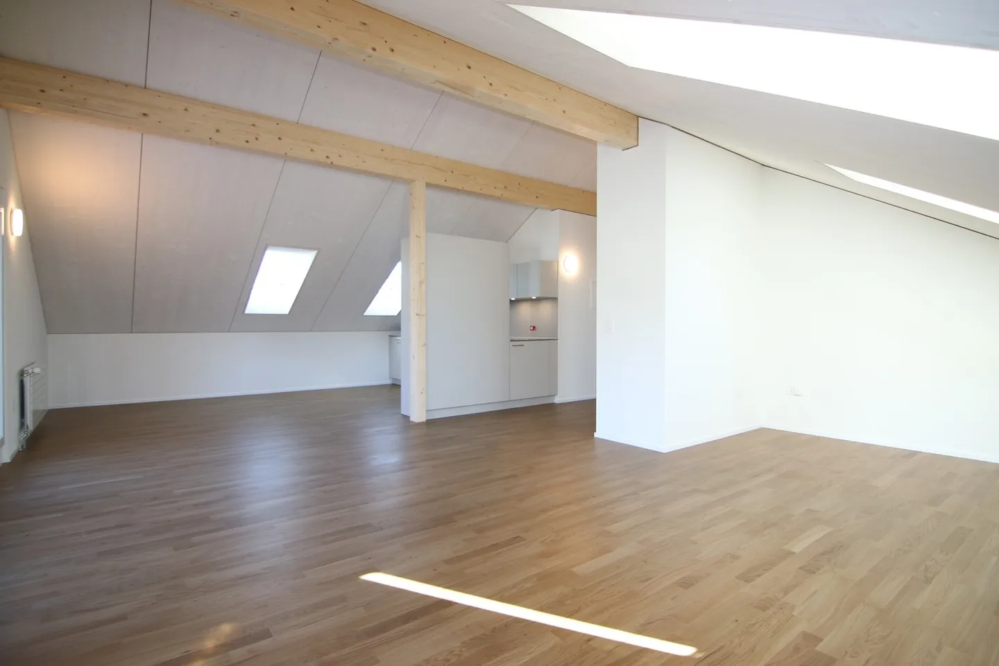 Première occupation - Appartement mansardé de 2.5 pièces à louer - Photo 2 sur 4