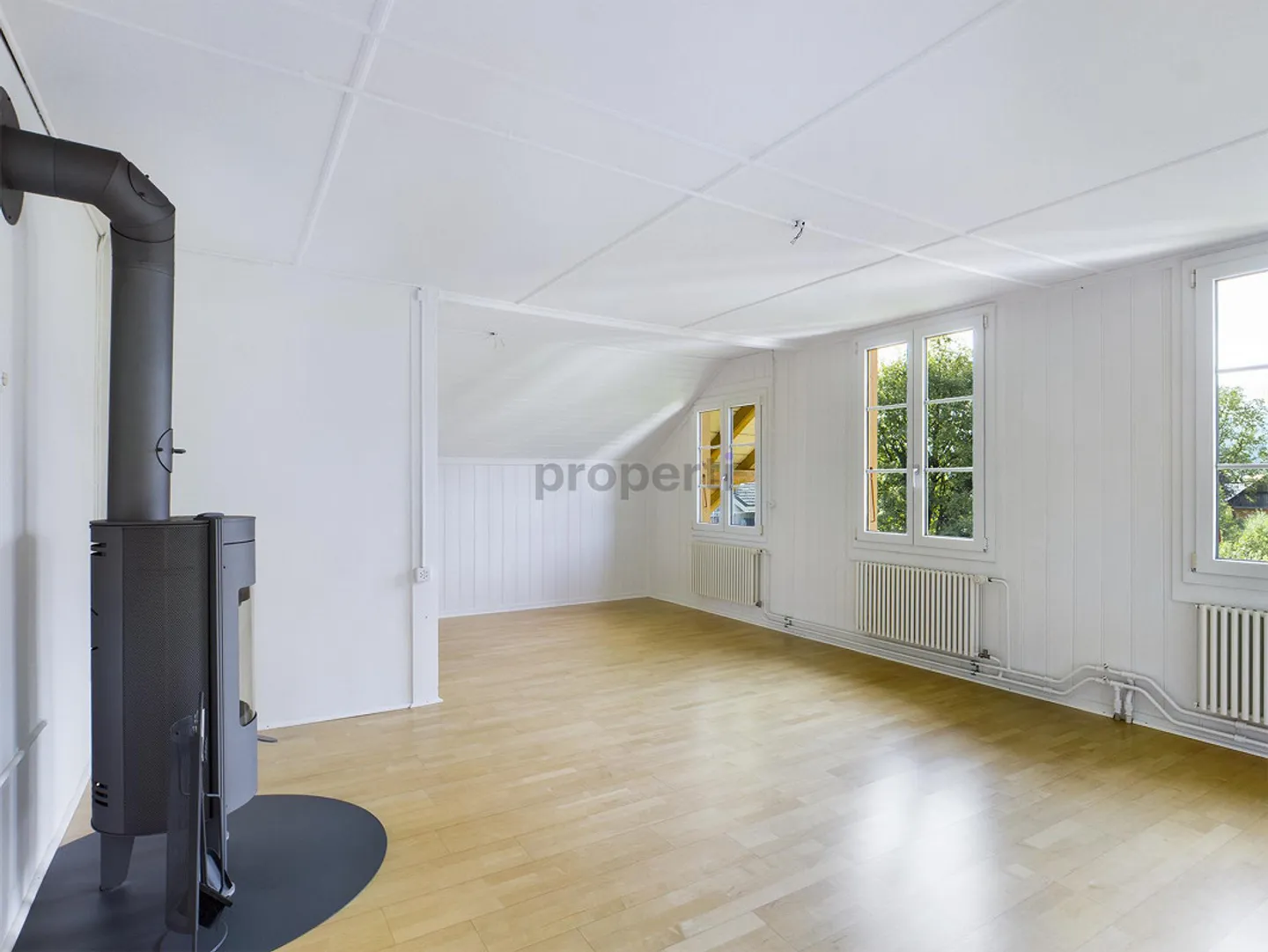 Incantevole appartamento mansardato di 4.5 stanze con balcone a Thierachern - Foto 1 di 9