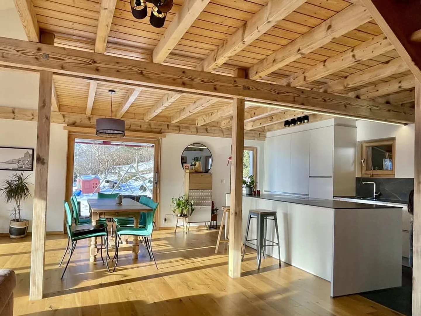 Beautiful chalet with two apartments - Photo 2 of 12