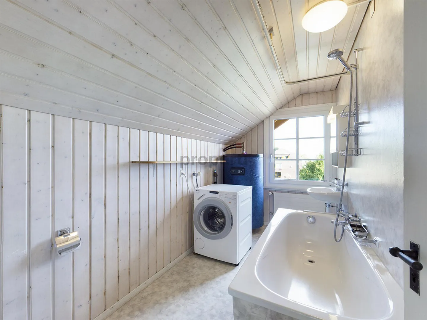 Incantevole appartamento mansardato di 4.5 stanze con balcone a Thierachern - Foto 7 di 9