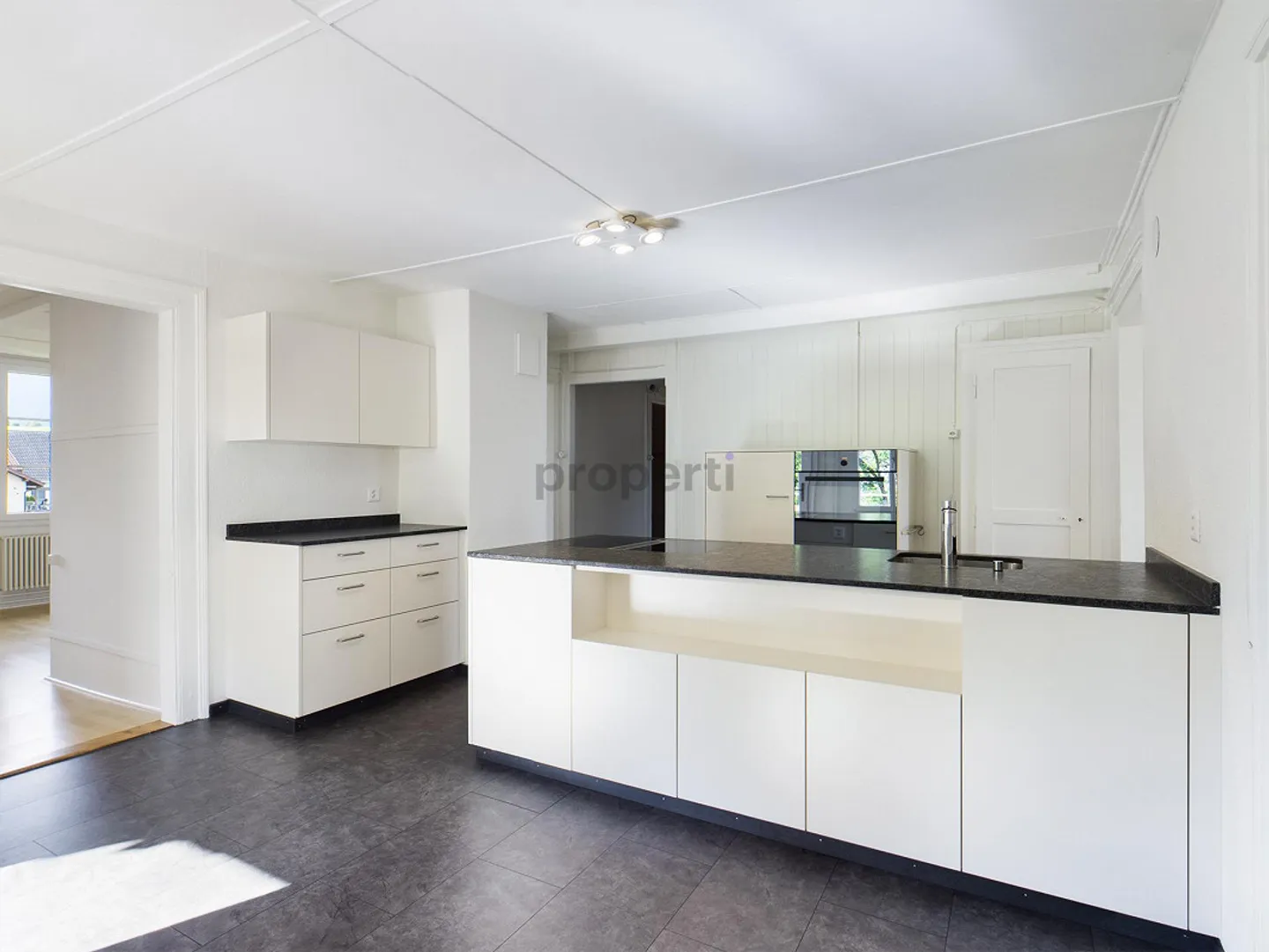 Incantevole appartamento mansardato di 4.5 stanze con balcone a Thierachern - Foto 4 di 9