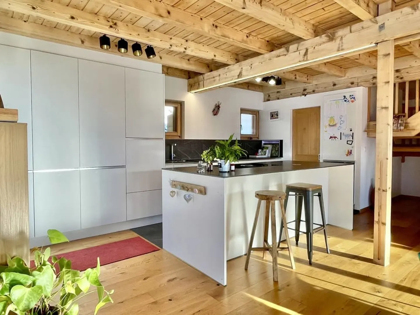 Beautiful chalet with two apartments - Photo 3 of 12