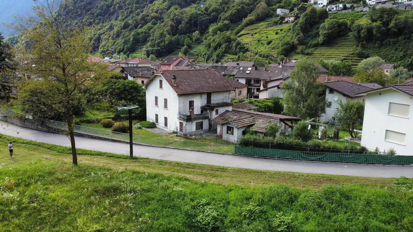 VECCHIA PROPRIETÀ TIPICA NEL SUD DELLA MESOLCINA - Foto 2 di 6