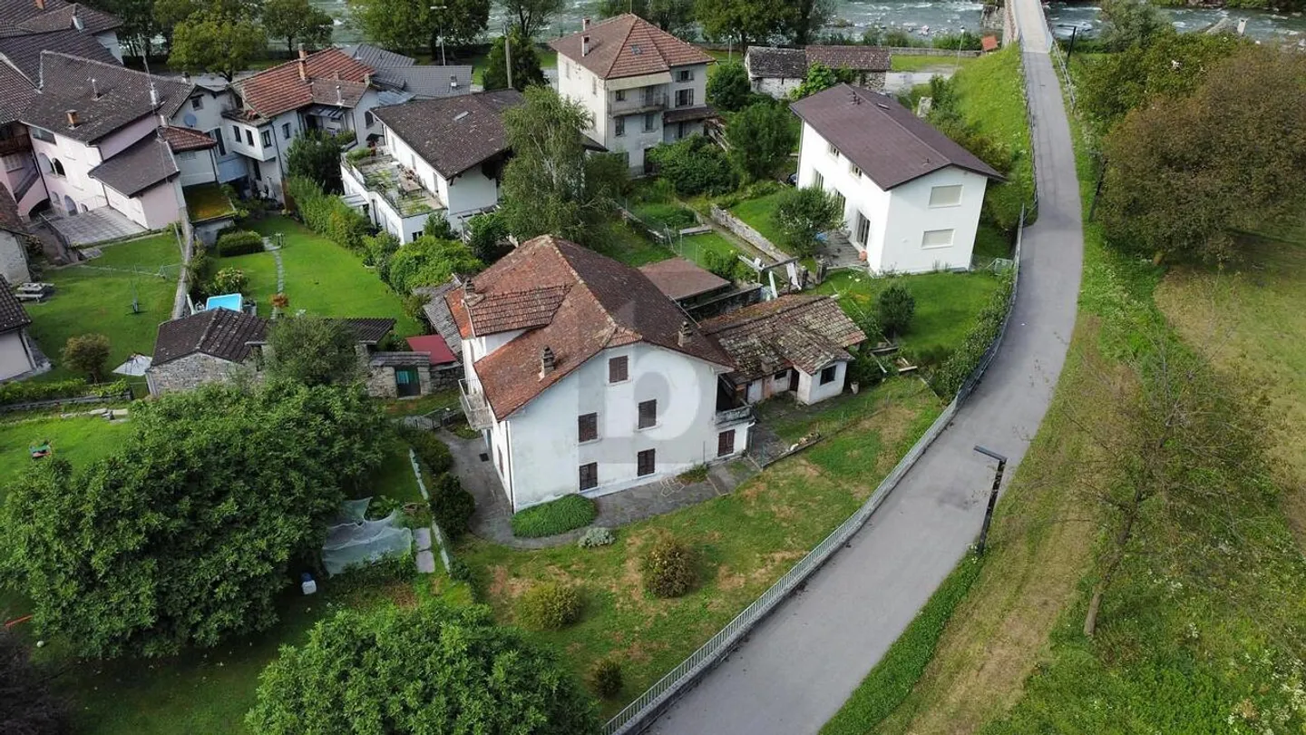 VECCHIA PROPRIETÀ TIPICA NEL SUD DELLA MESOLCINA - Foto 1 di 6