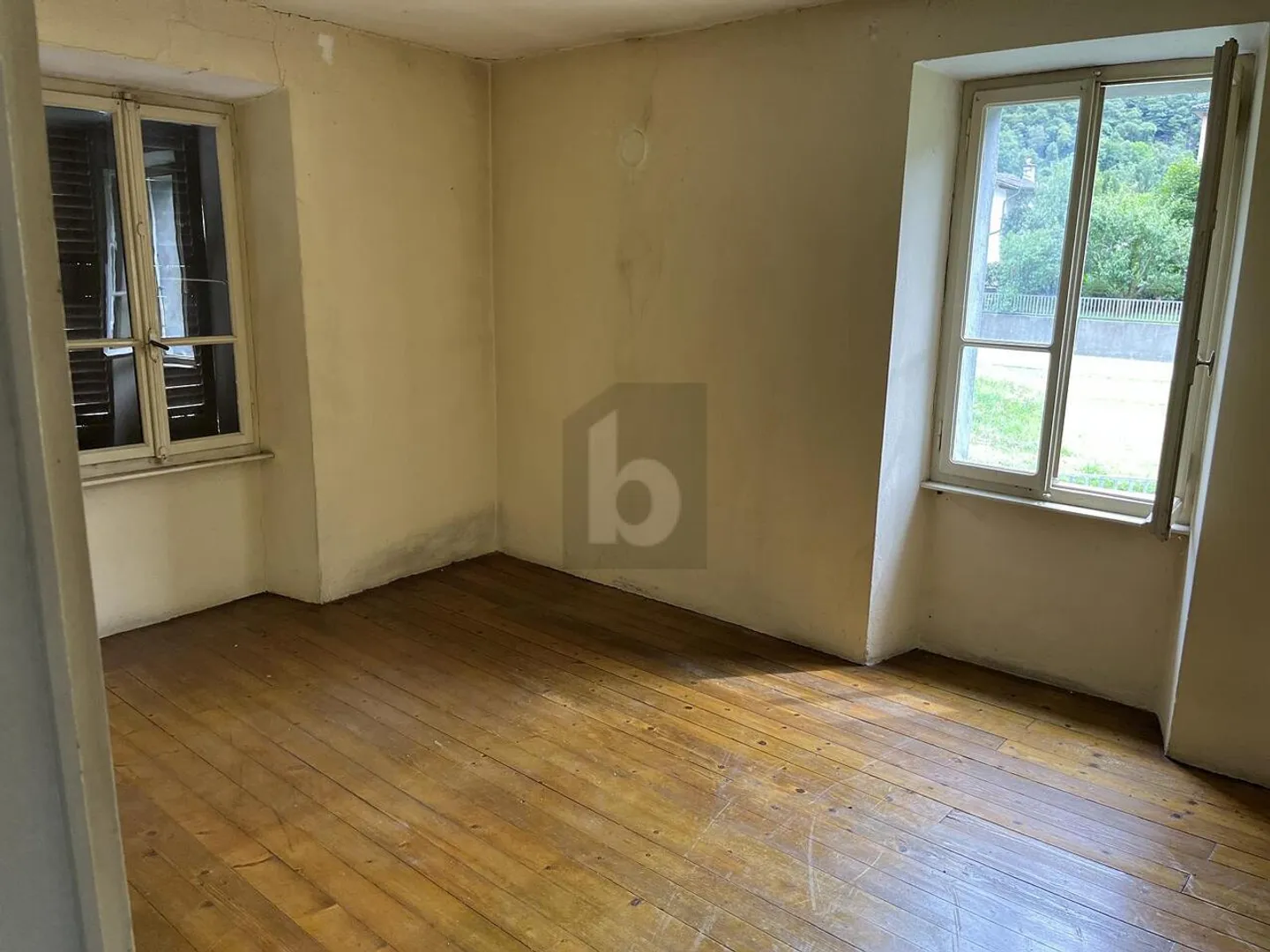 VECCHIA PROPRIETÀ TIPICA NEL SUD DELLA MESOLCINA - Foto 3 di 6