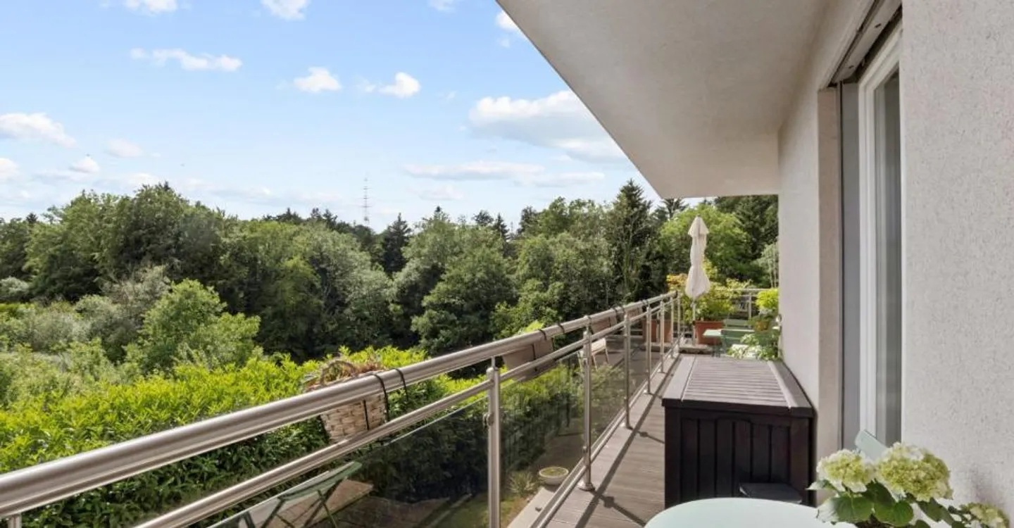 RARE 4.5P WITH 30M² TERRACE ON THE HEIGHTS OF LAUSANNE - Photo 2 of 13