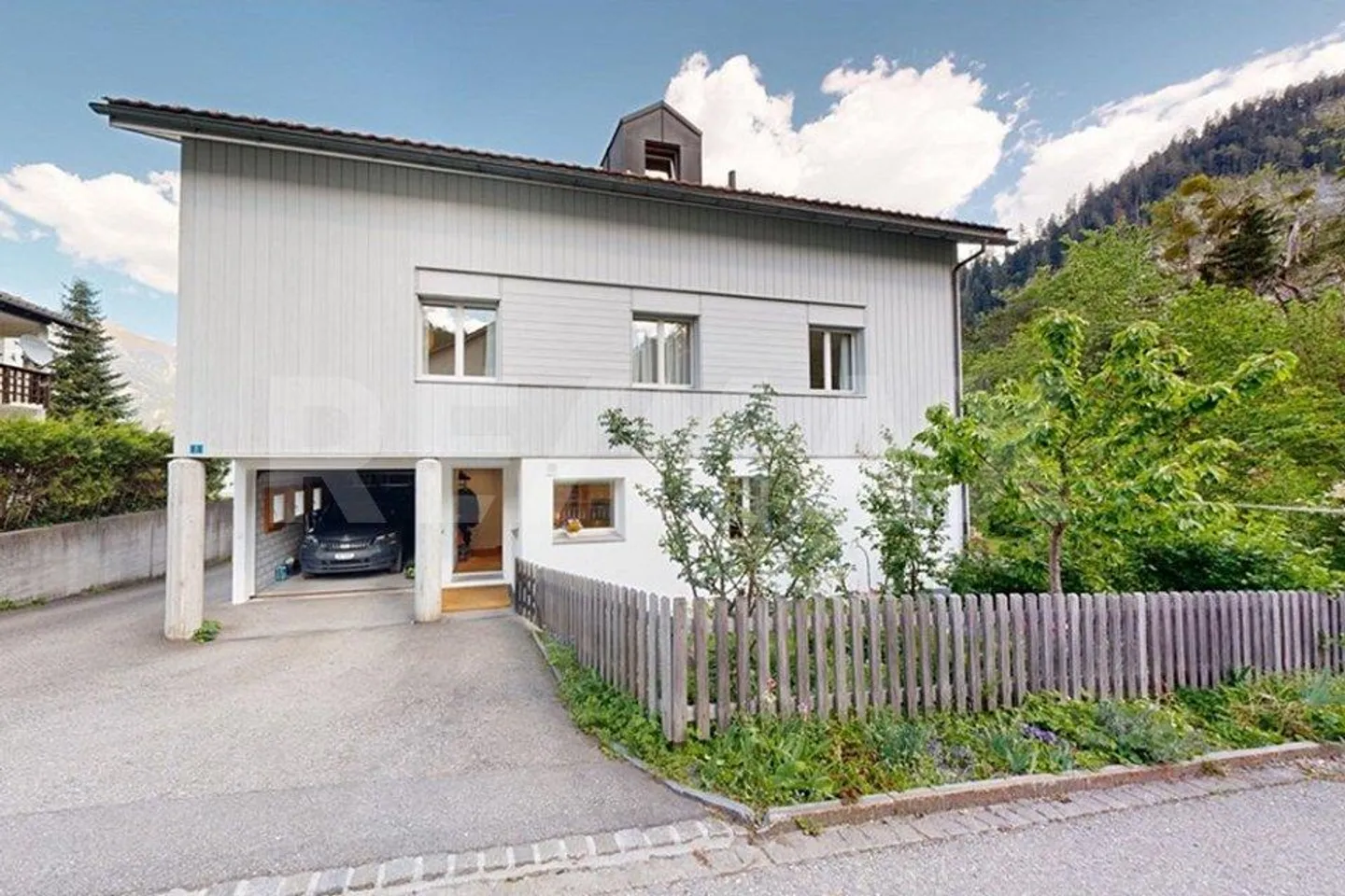 Maison individuelle au bord de la forêt et pourtant centrale. - Photo 1 sur 9