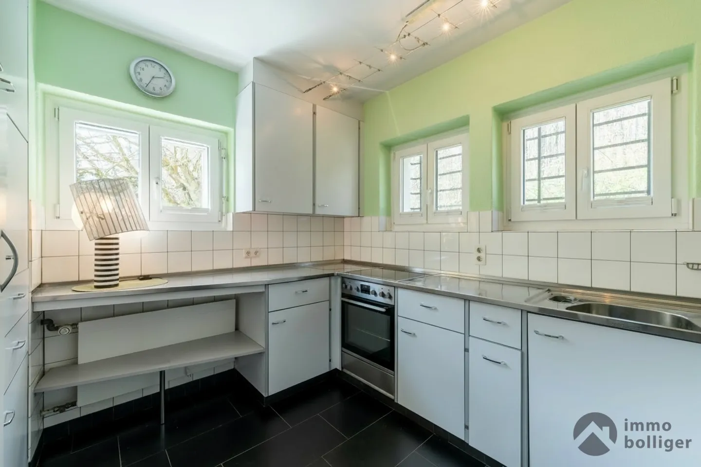 Casa architettonica al confine del bosco - Foto 4 di 14