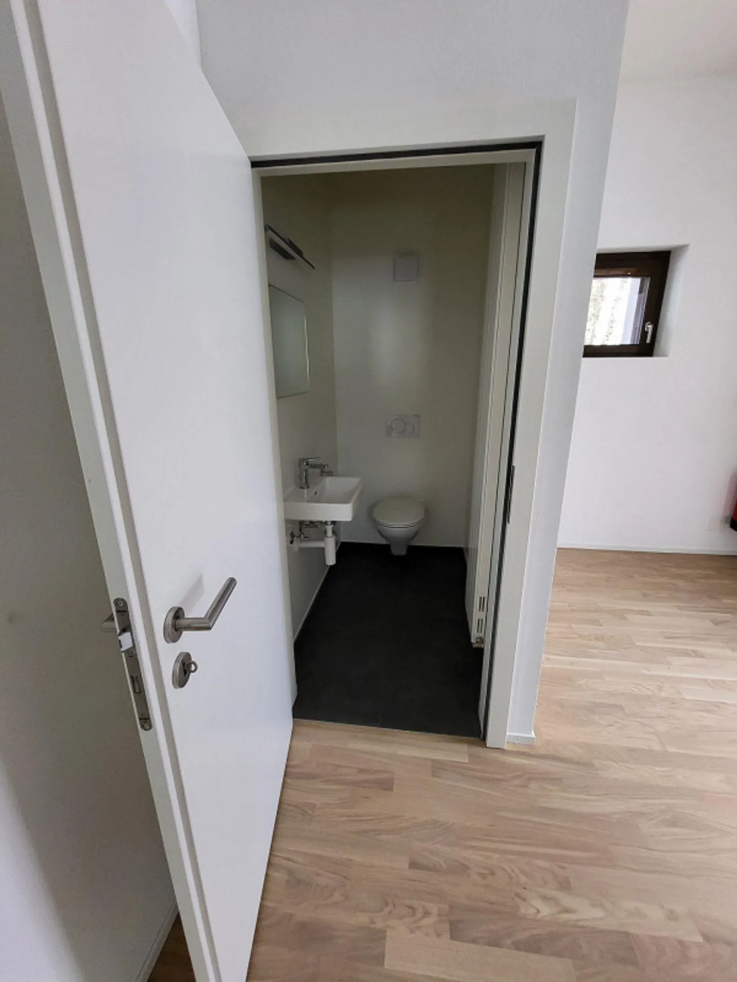 Spazio commerciale di circa 45m2 ristrutturato, idealmente situato alla stazione... - Foto 2 di 6