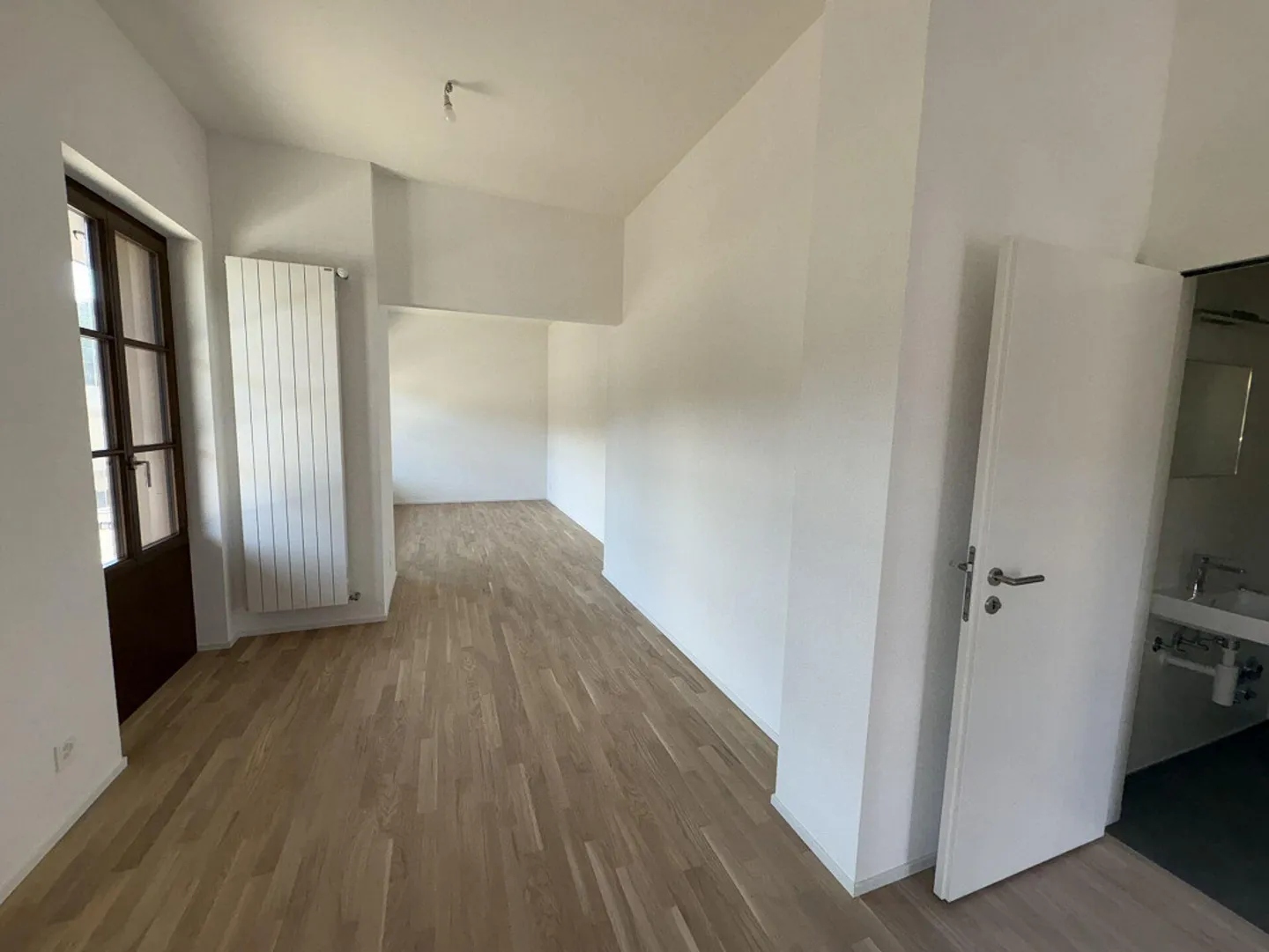 Spazio commerciale di circa 45m2 ristrutturato, idealmente situato alla stazione... - Foto 4 di 6