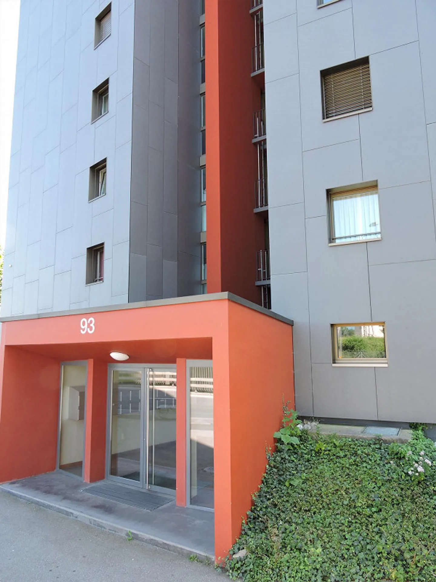 Modern 3.5-room apartment with a view - Photo 2 of 9