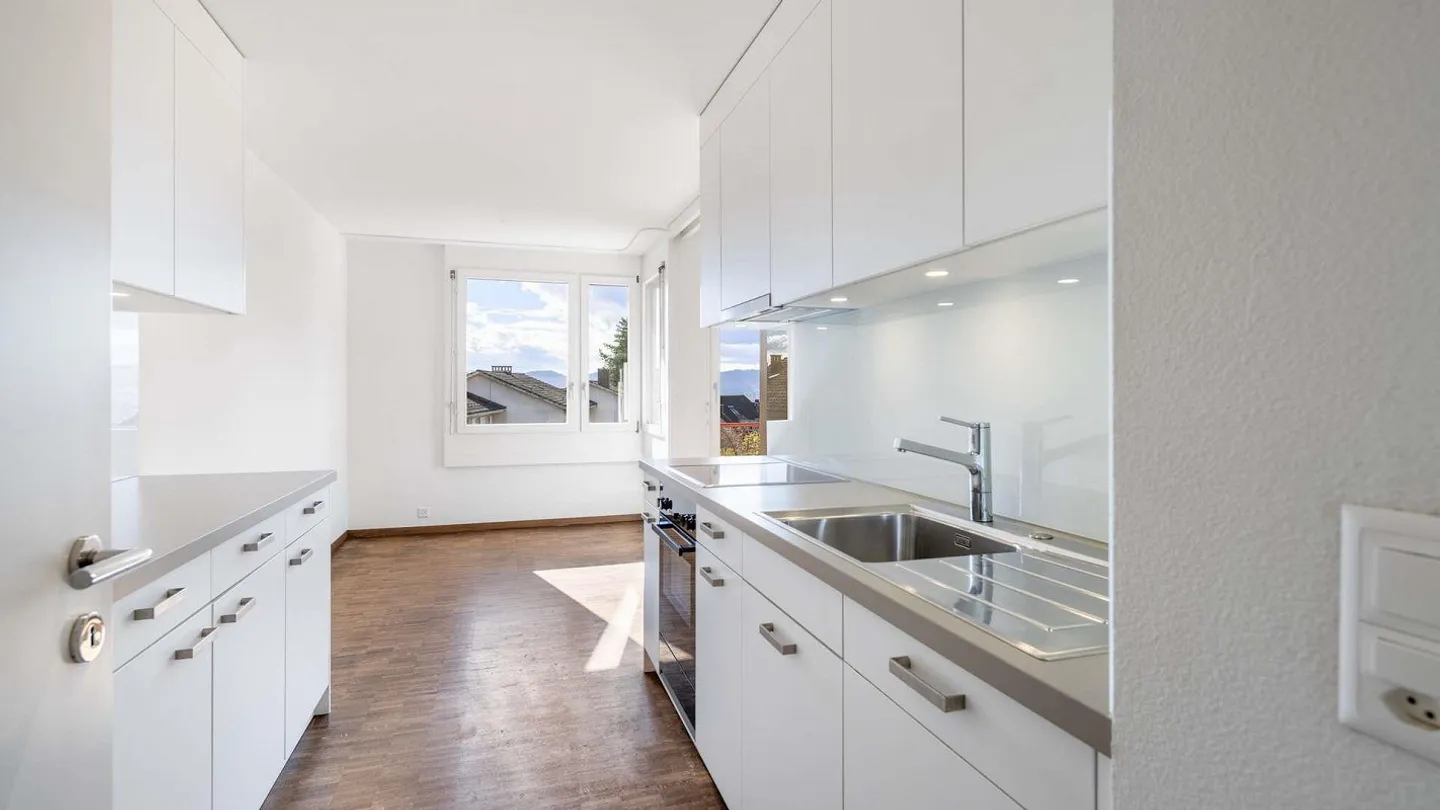 Charming 2.5-room apartment in Zurich-Witikon with development potential... - Photo 4 of 11