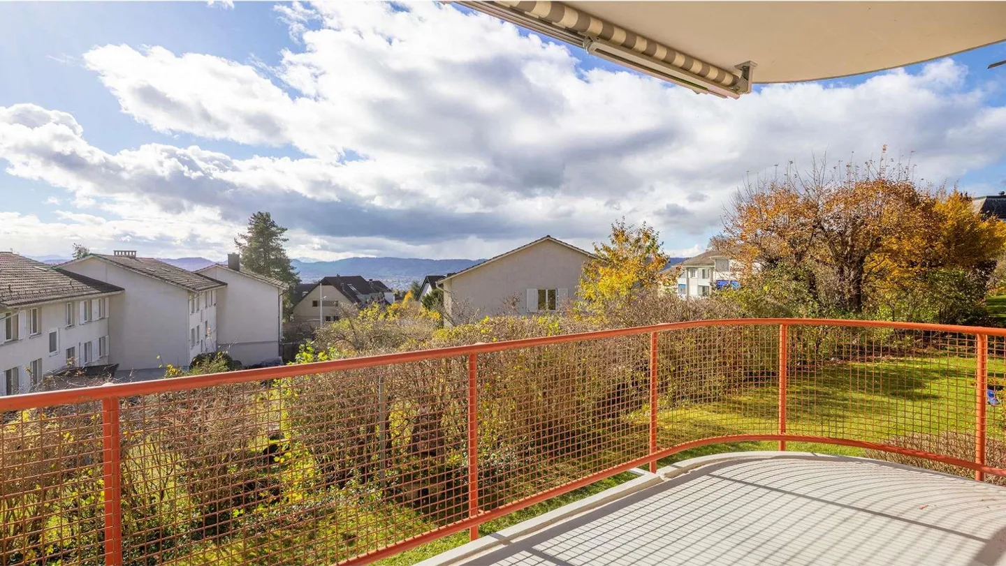 Charming 2.5-room apartment in Zurich-Witikon with development potential... - Photo 6 of 11