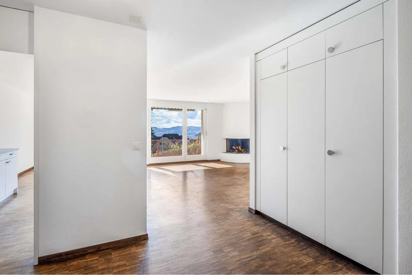 Charming 2.5-room apartment in Zurich-Witikon with development potential... - Photo 2 of 11