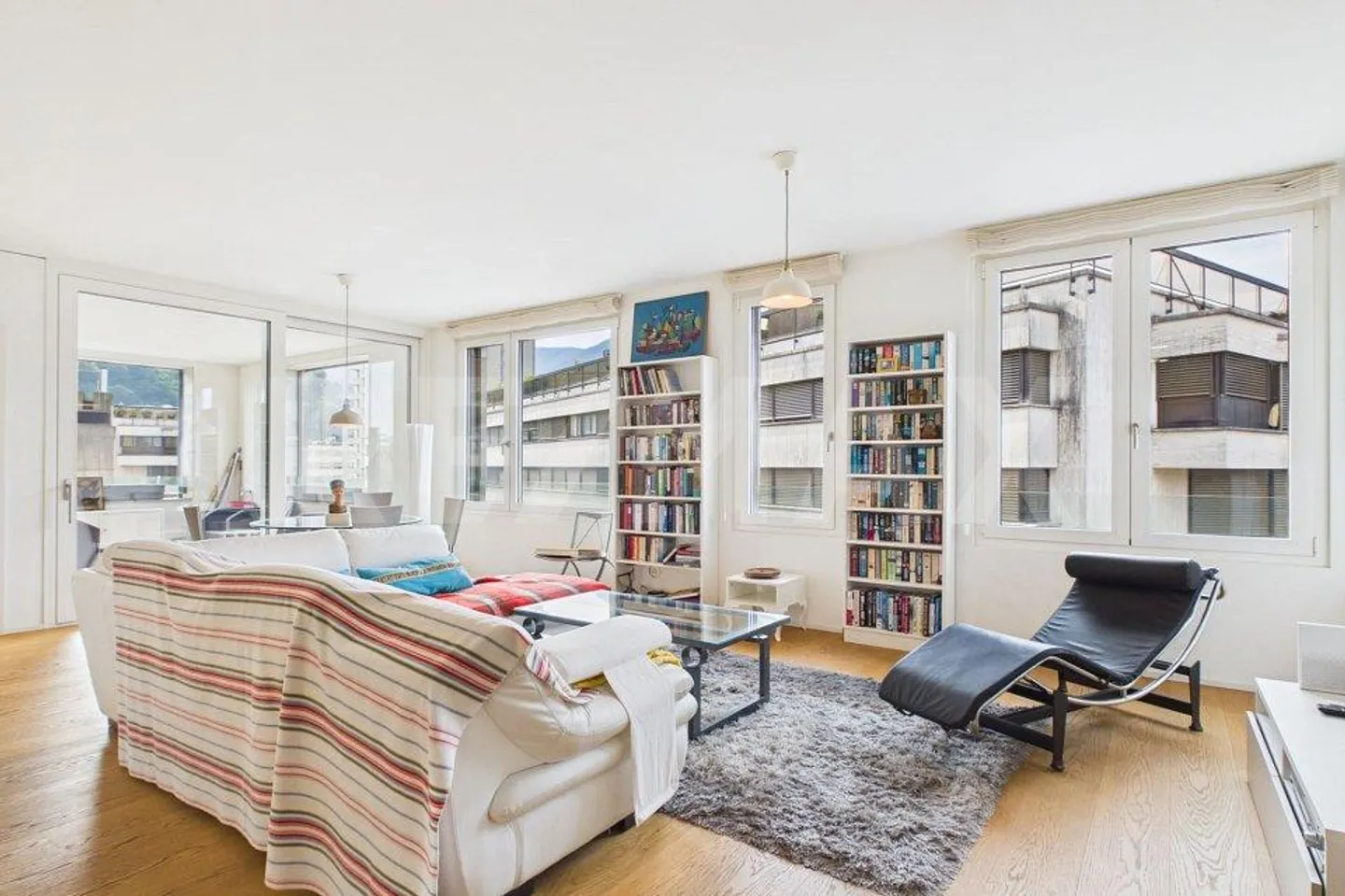 Appartamento contemporaneo con vista lago - Foto 3 di 13