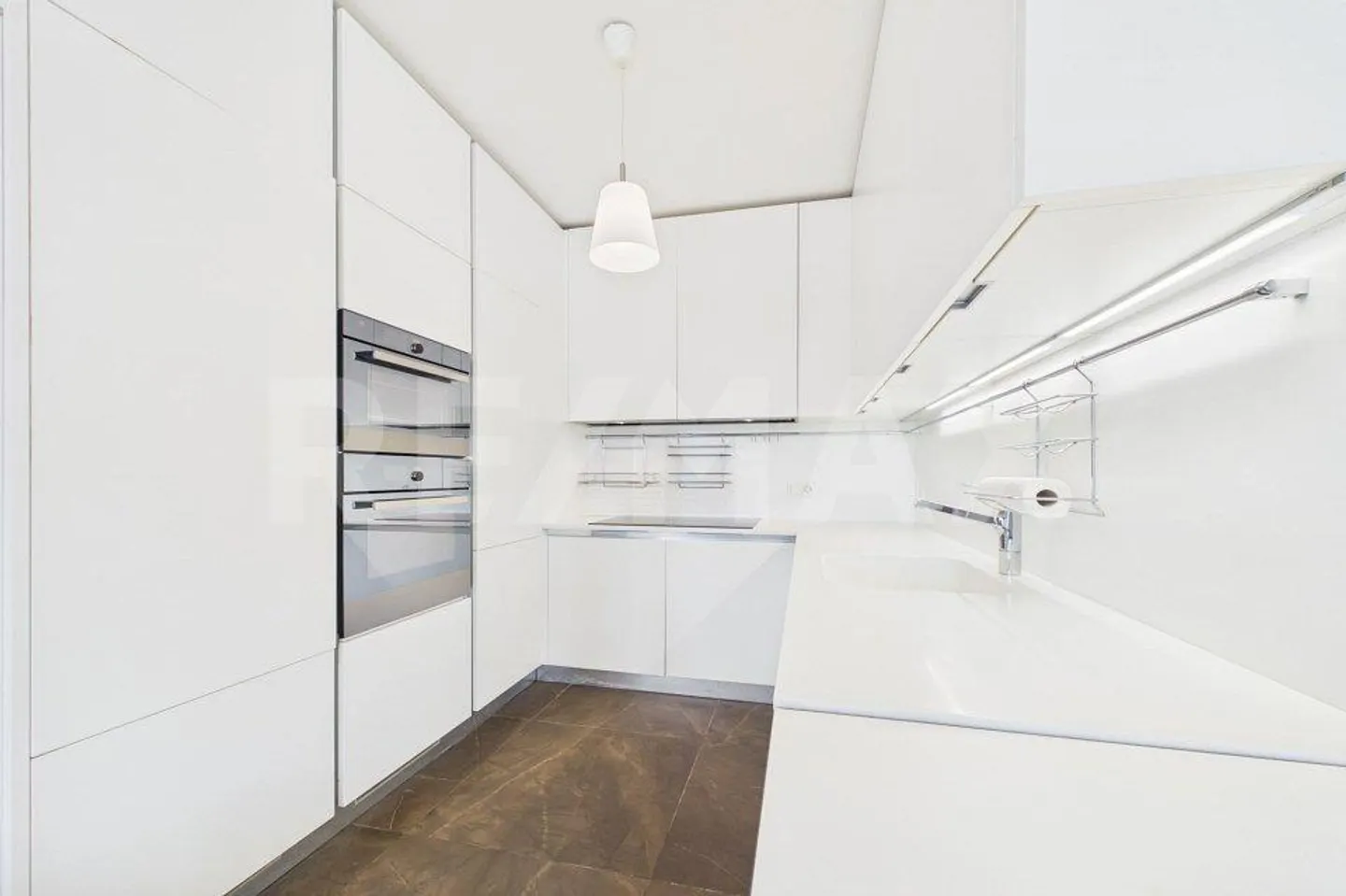 Appartamento contemporaneo con vista lago - Foto 4 di 13
