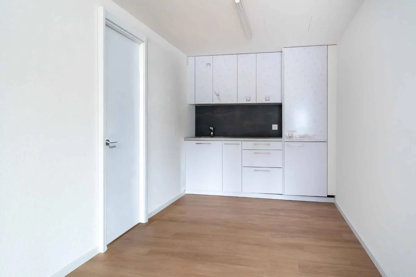 Modern and fully renovated commercial spaces of 129 m² and 230 m² - Photo 3 of 7