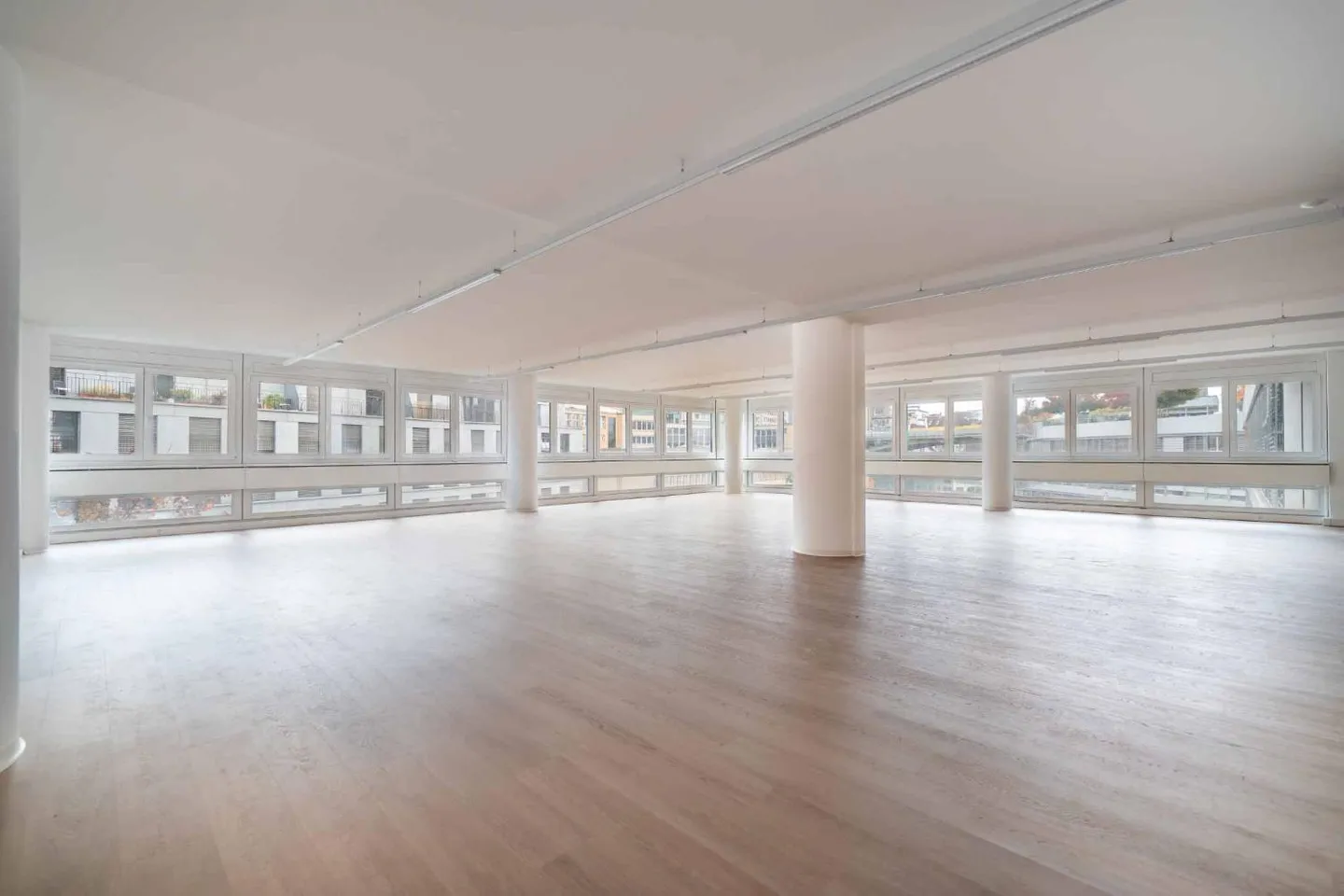 Modern and fully renovated commercial spaces of 129 m² and 230 m² - Photo 4 of 7