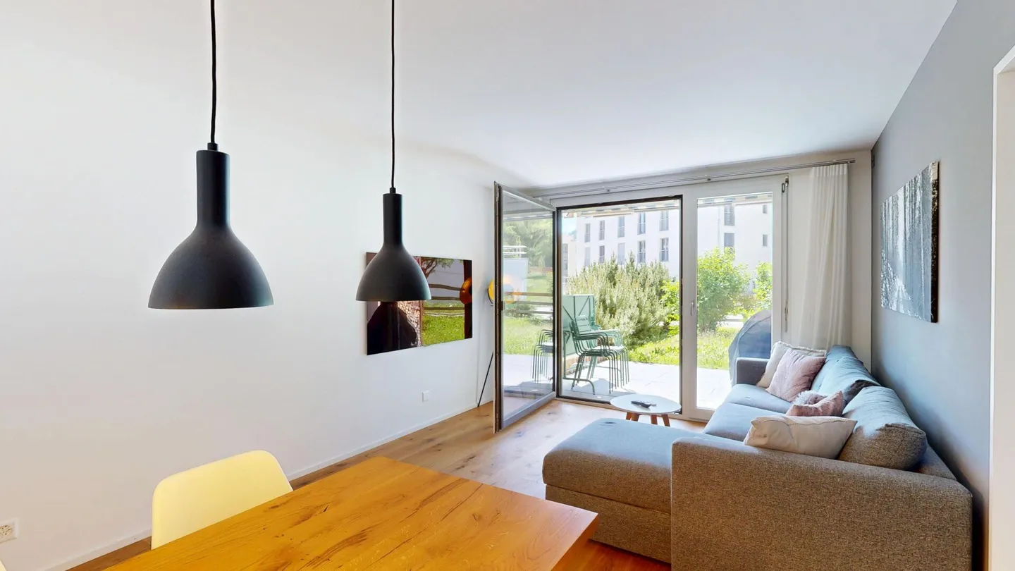 Moderne Wohnung mit grossem Sitzplatz - Foto 3 von 10