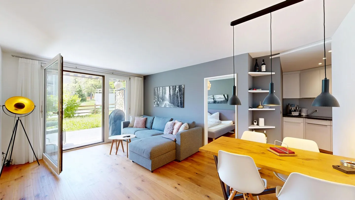 Moderne Wohnung mit grossem Sitzplatz - Foto 1 von 10